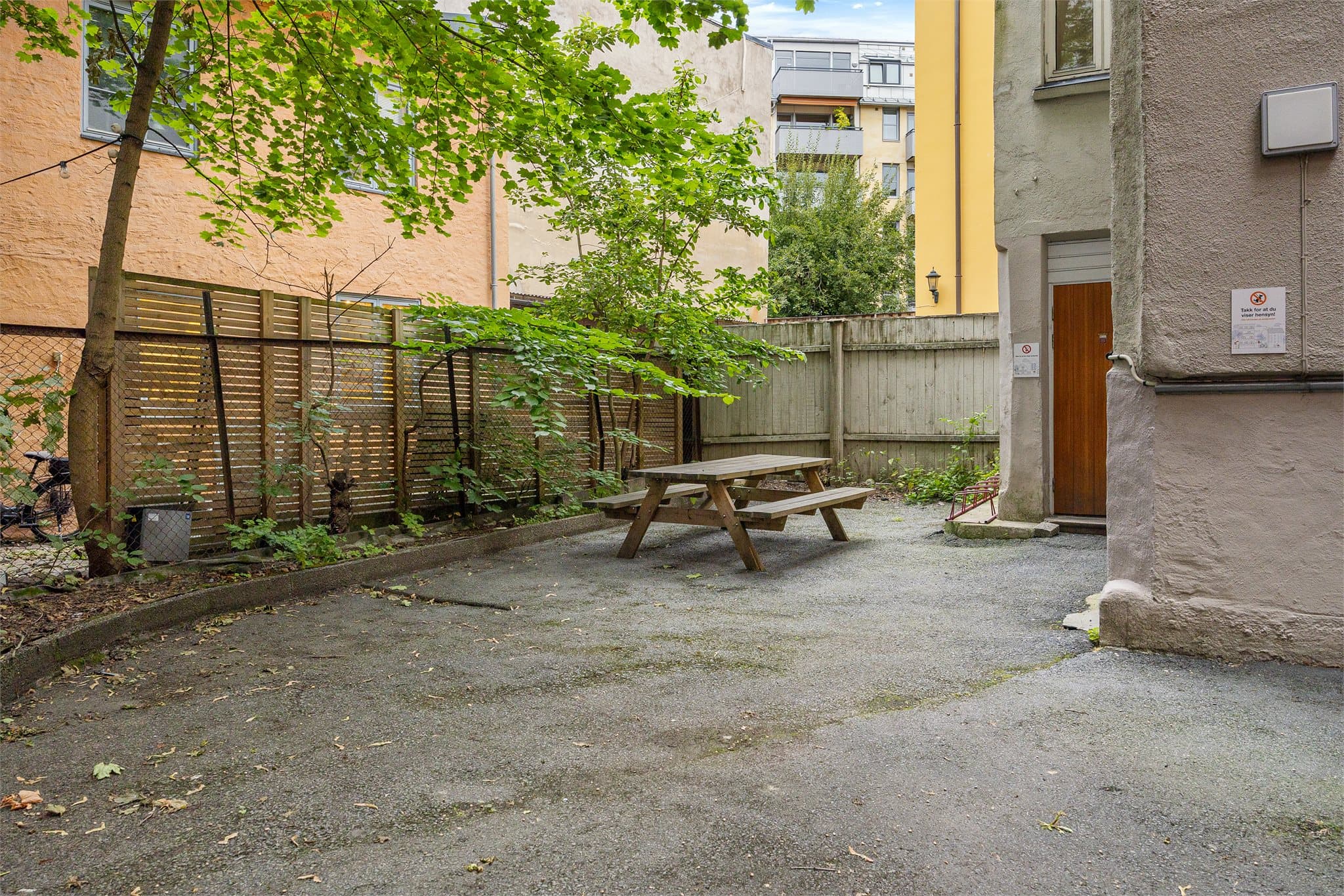 Hyggelig uteplass med sittegruppe for beboerne.