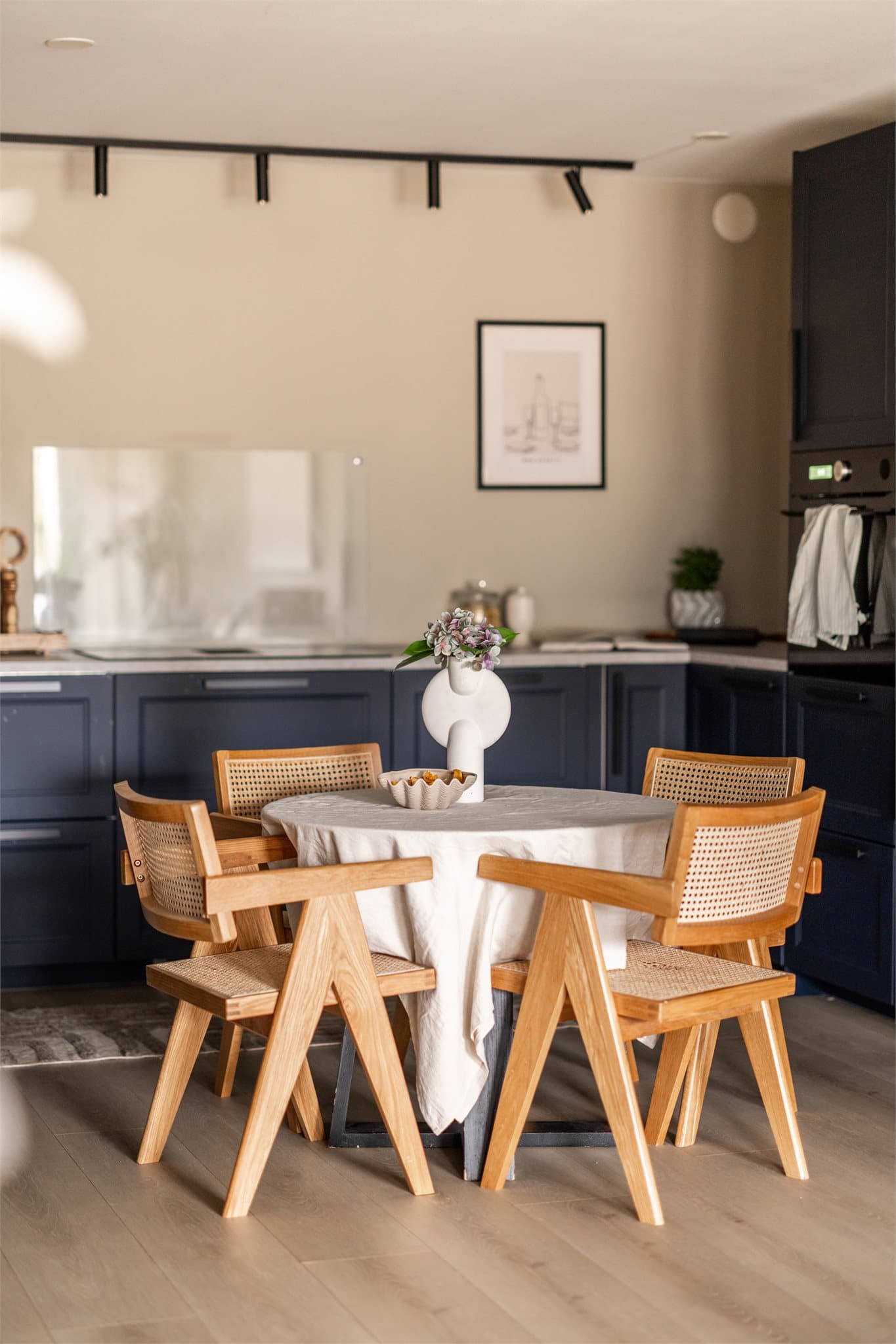 Det er god plass til en spiseplass i tilknytning til kjøkkenet.