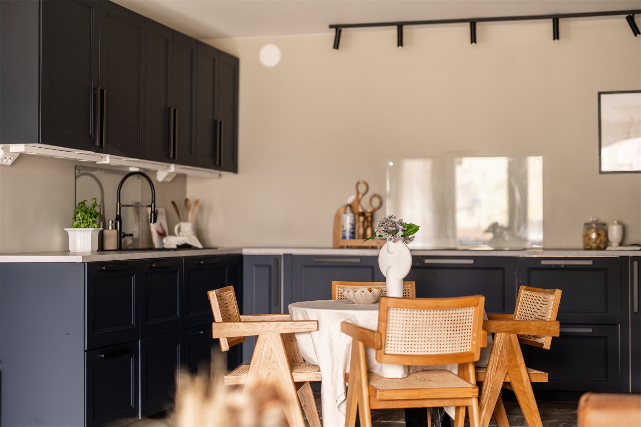 Kjøkkenet fra Ikea har profilerte fronter og takhøye overskap for optimal utnyttelse av plassen.