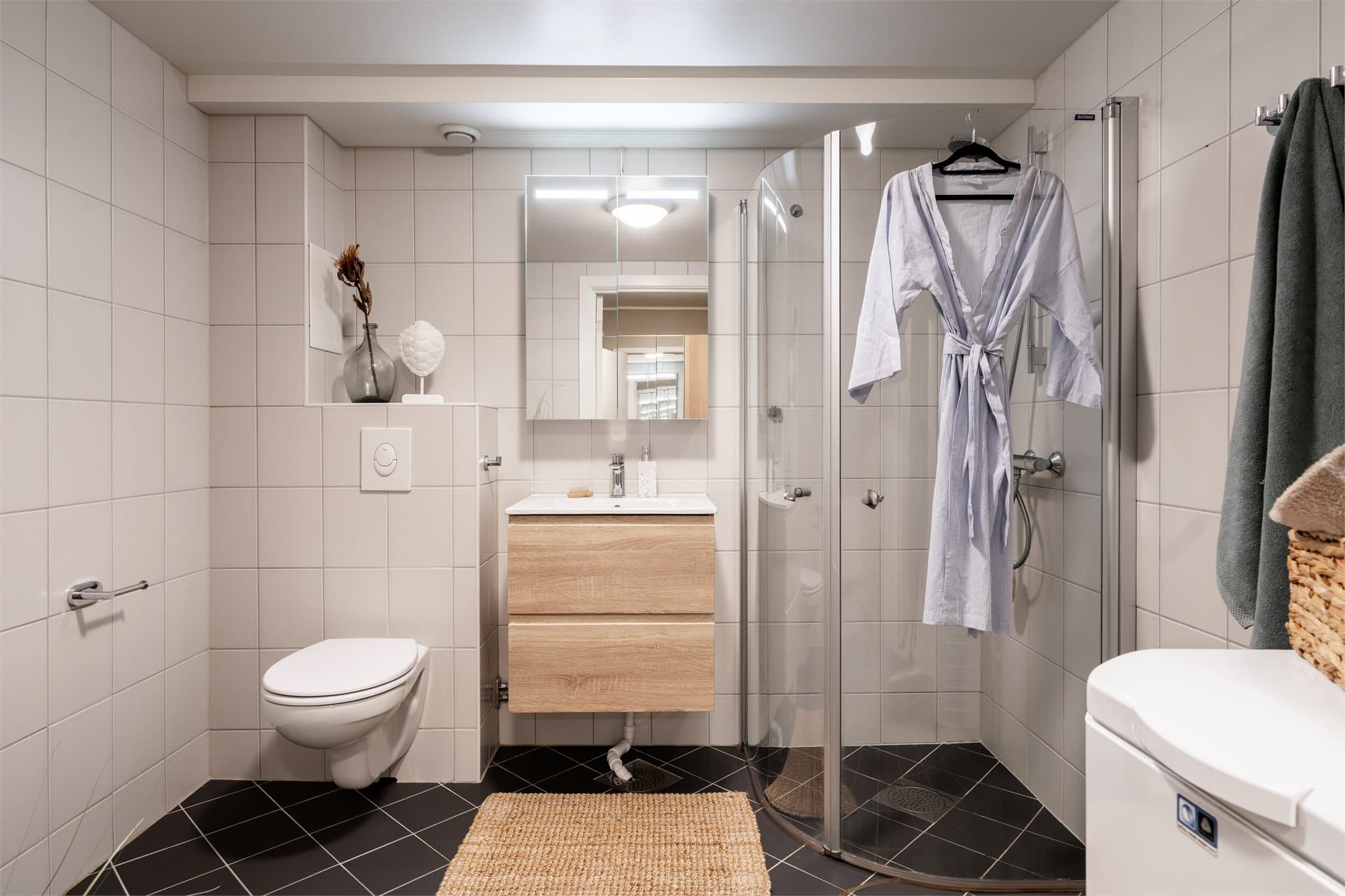 Badet ble renovert i 2013/14 og har flislagte overflater og elektriske varmekabler.