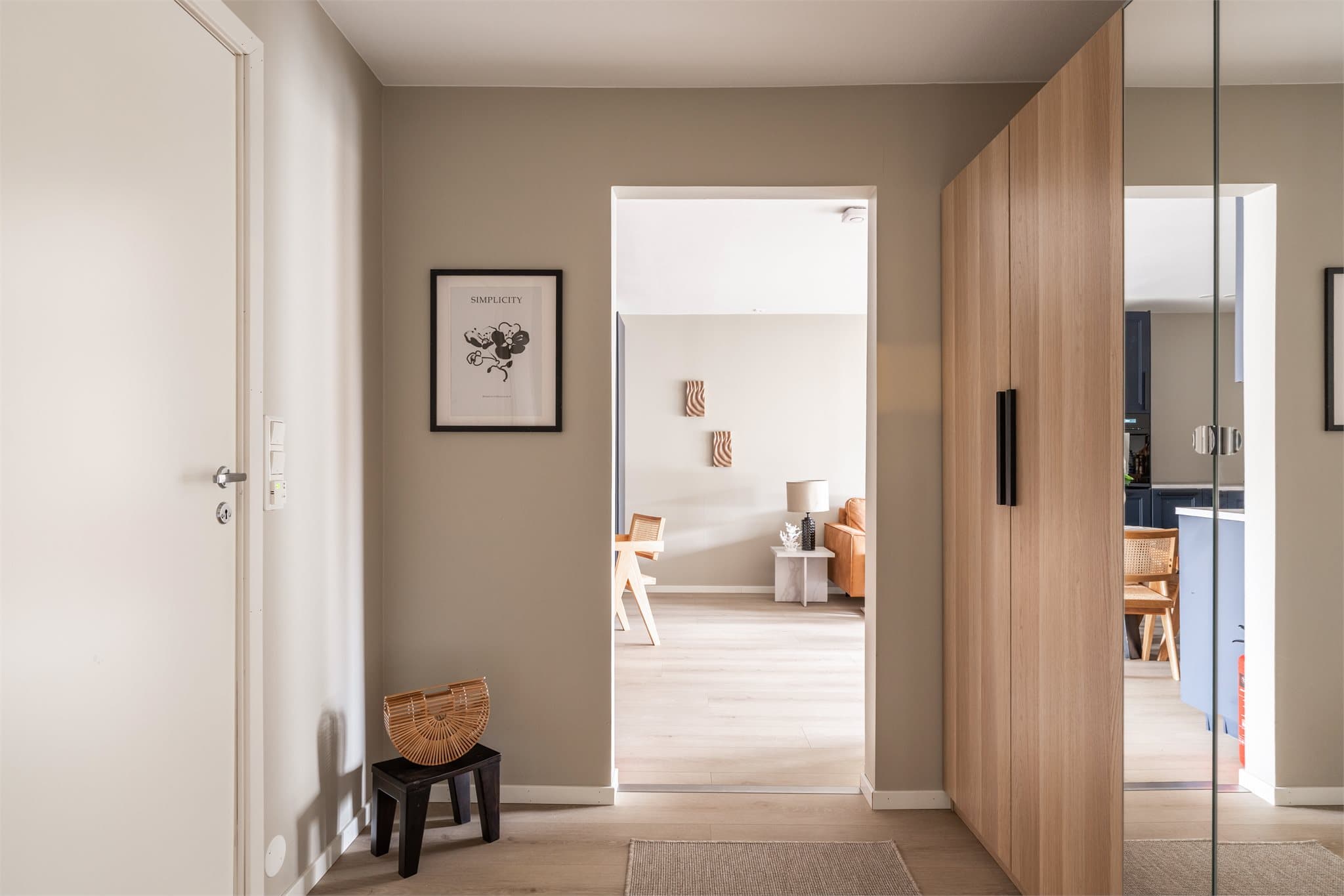 Entréen ønsker velkommen med varmefolie i gulvet, installert i 2021.