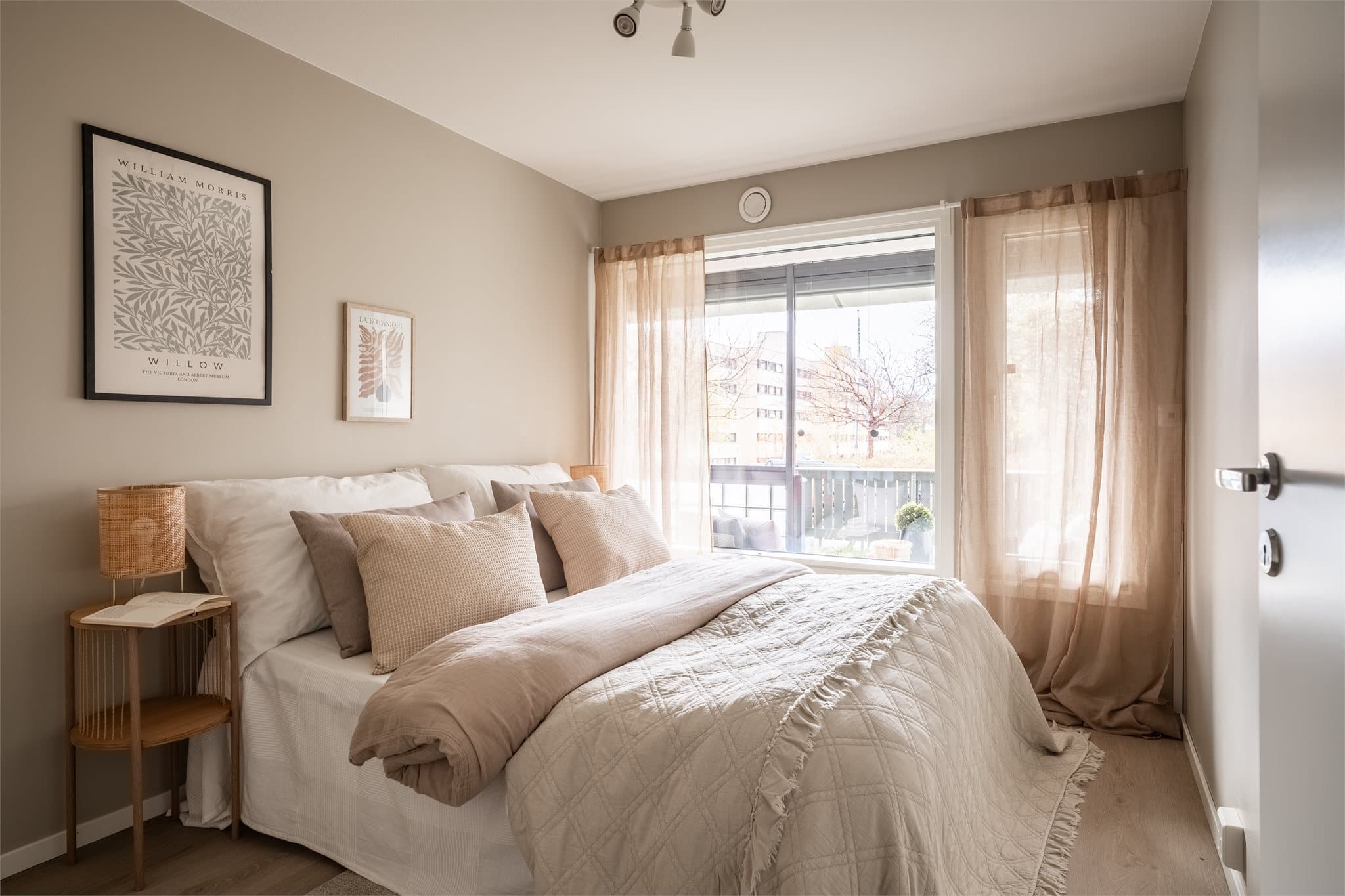 Soverommet har plass til dobbeltseng og garderobeløsning.