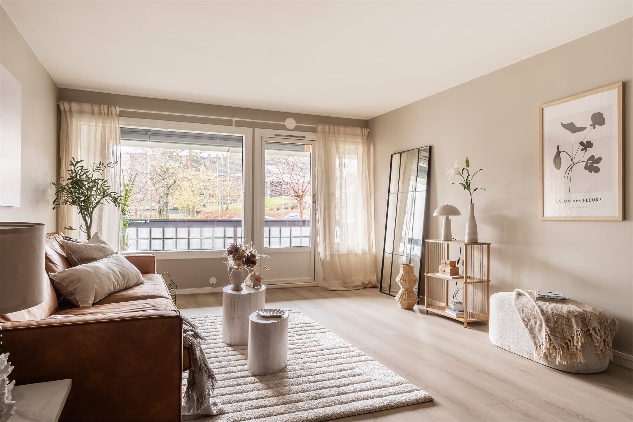 Stuen har store vindusflater som gir godt med dagslys og enstavs laminat på gulvet.