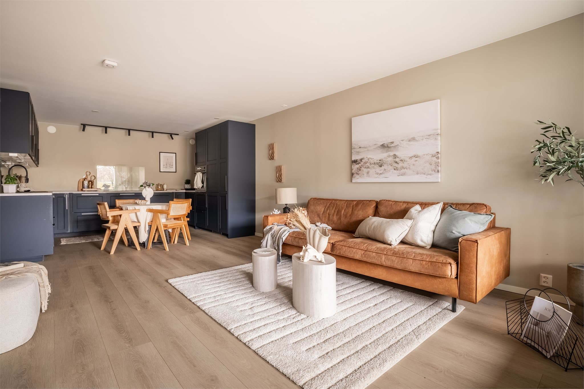 Leiligheten har en åpen og sosial planløsning mellom stue og kjøkken.