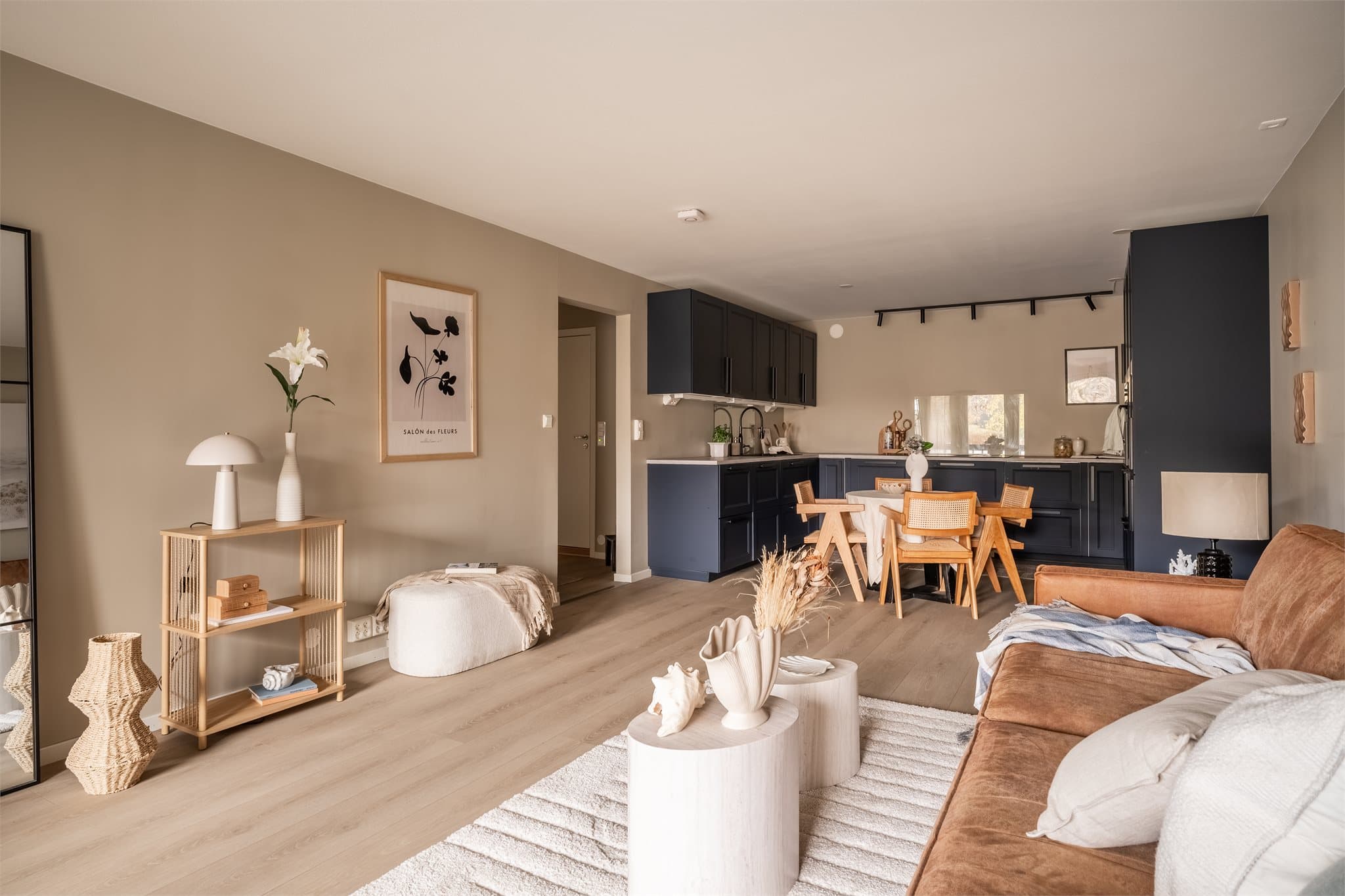 Den gjennomgående planløsningen skaper en god flyt mellom leilighetens soner.