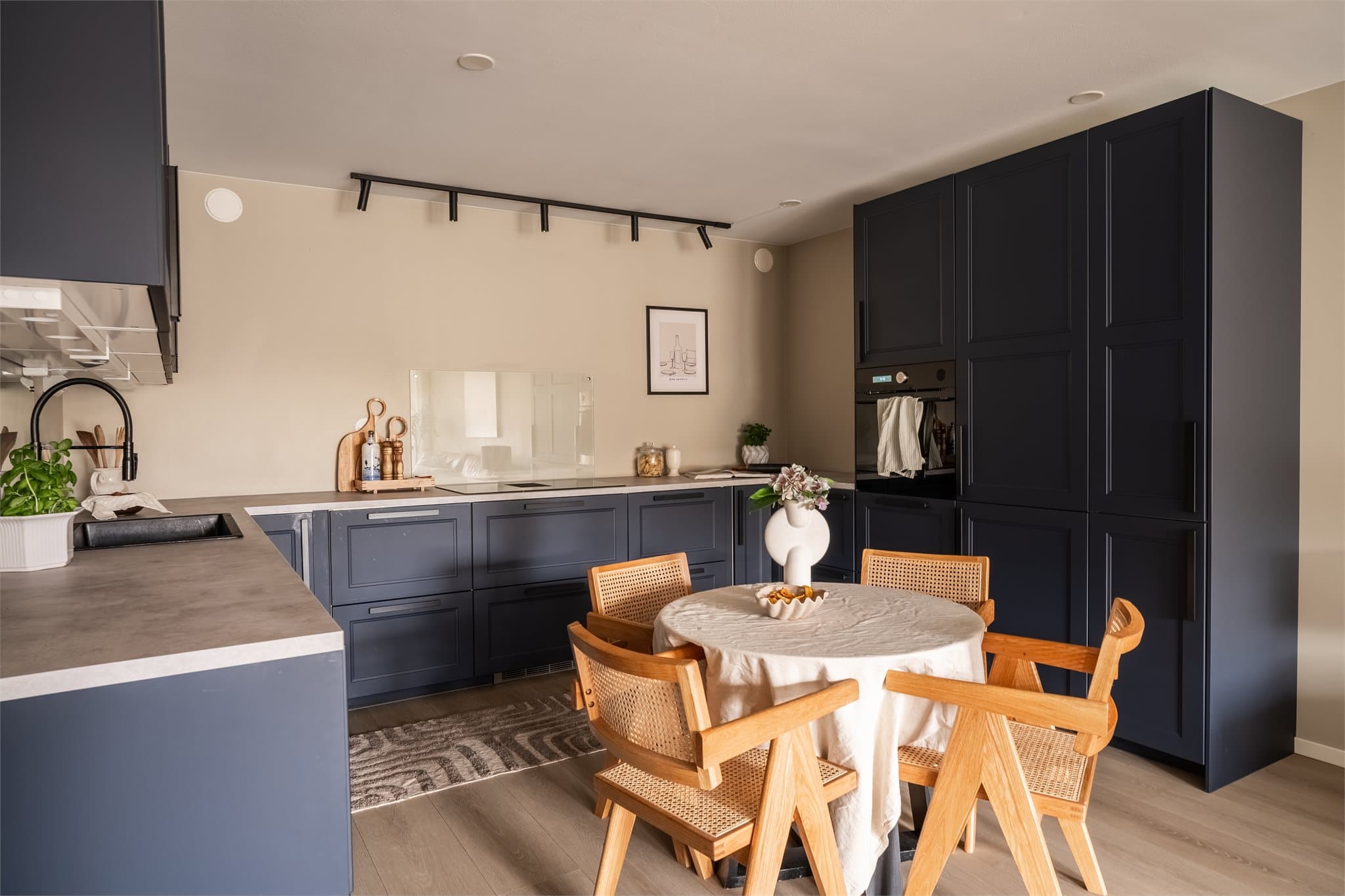 Her er det rikelig med både skap- og benkeplass for matlaging.