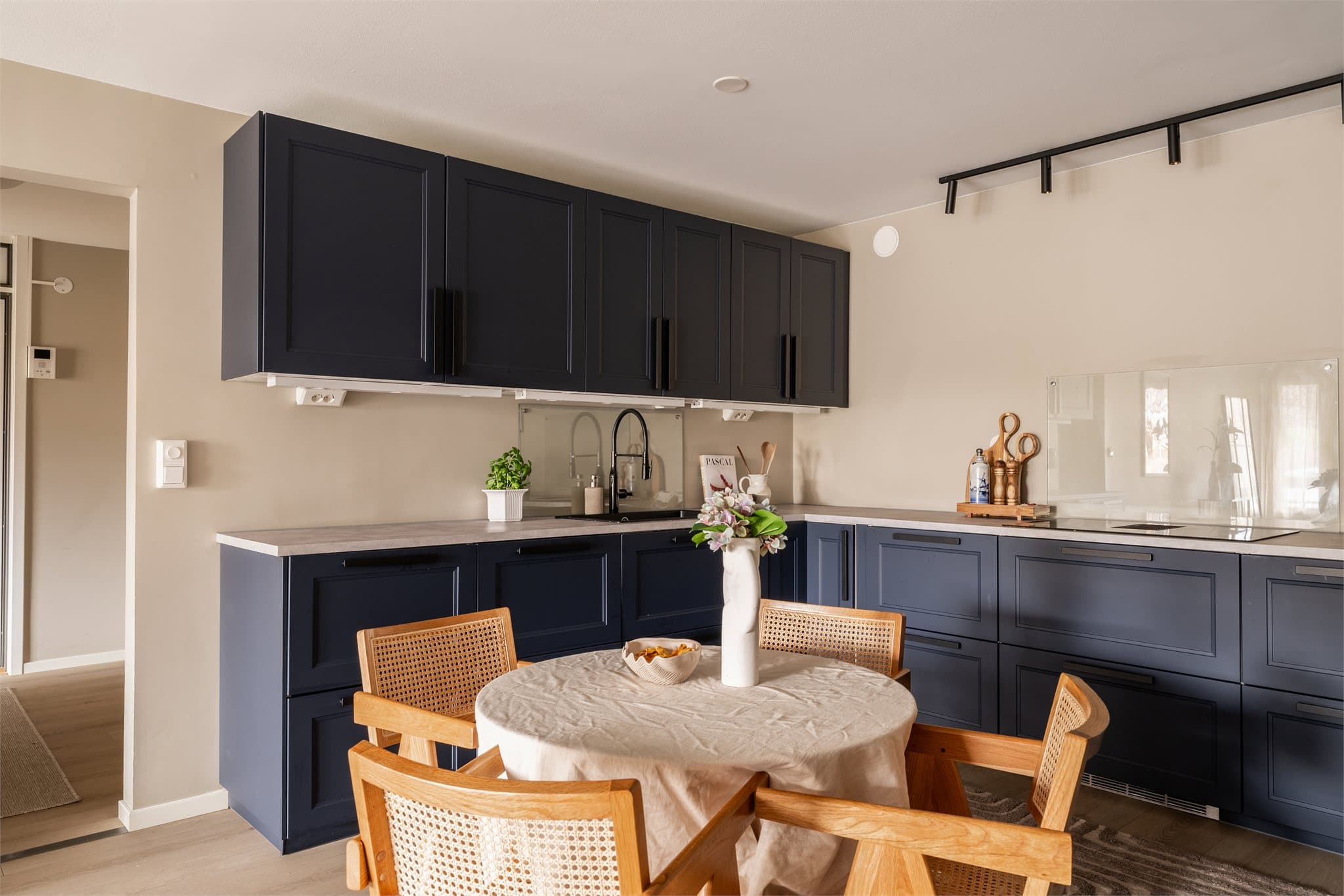 Godt med lagringsplass i både over- og underskap.