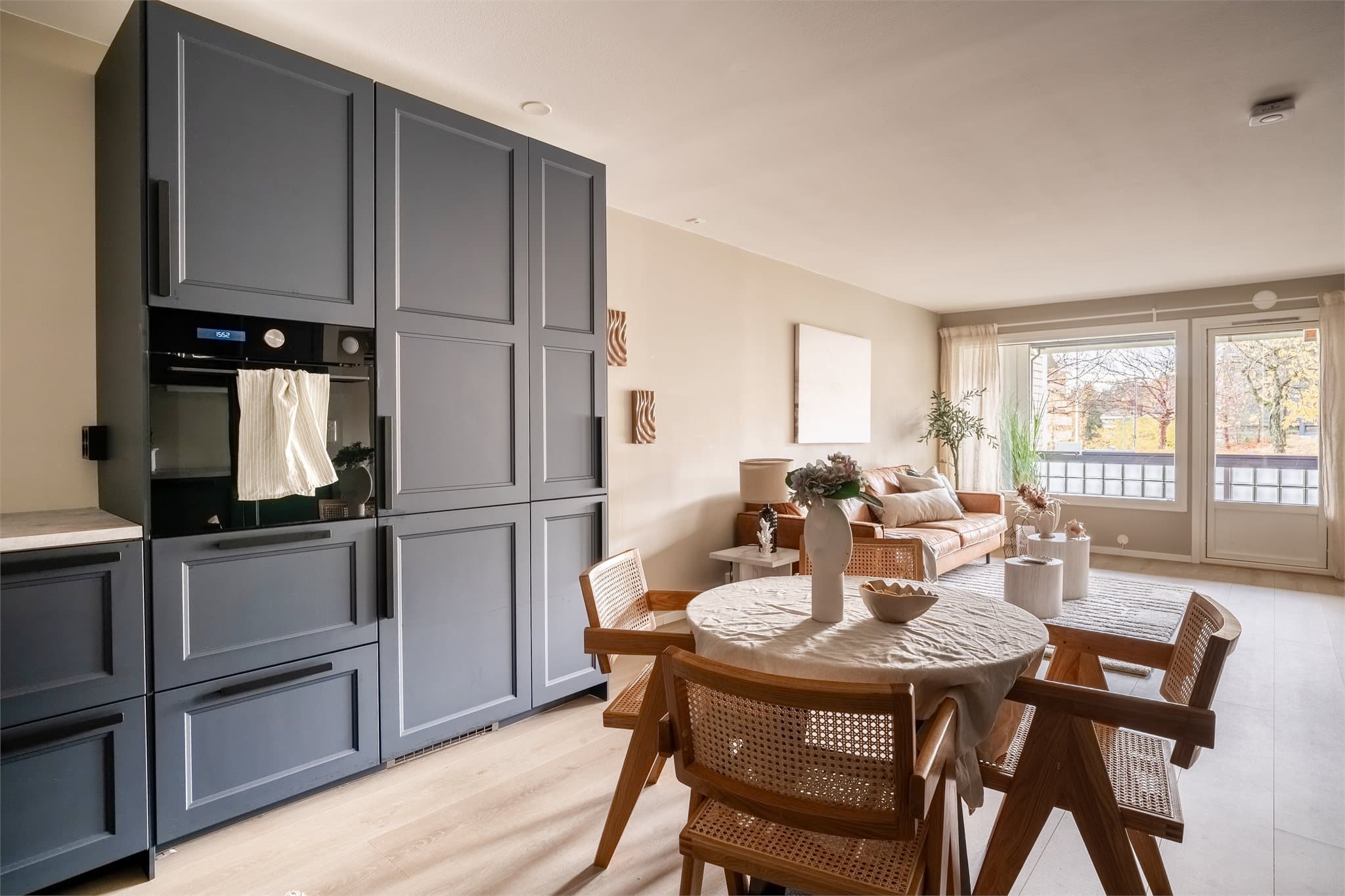 Moderne kjøkkeninnredning med integrert stekeovn, kjøl/frys og oppvaskmaskin.