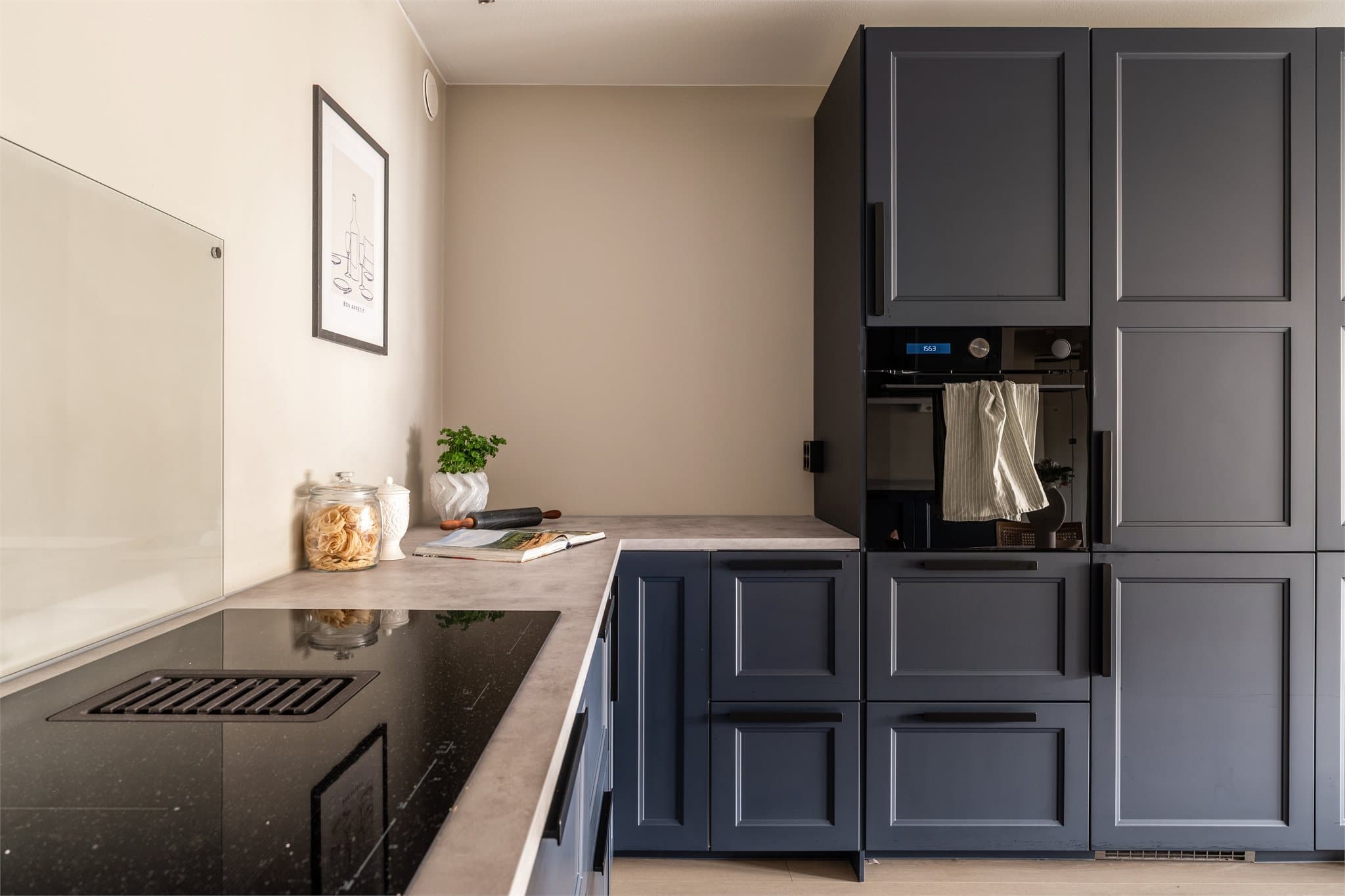 Nedfelt induksjonstopp med integrert kullfilteravtrekk gir et rent og funksjonelt design.