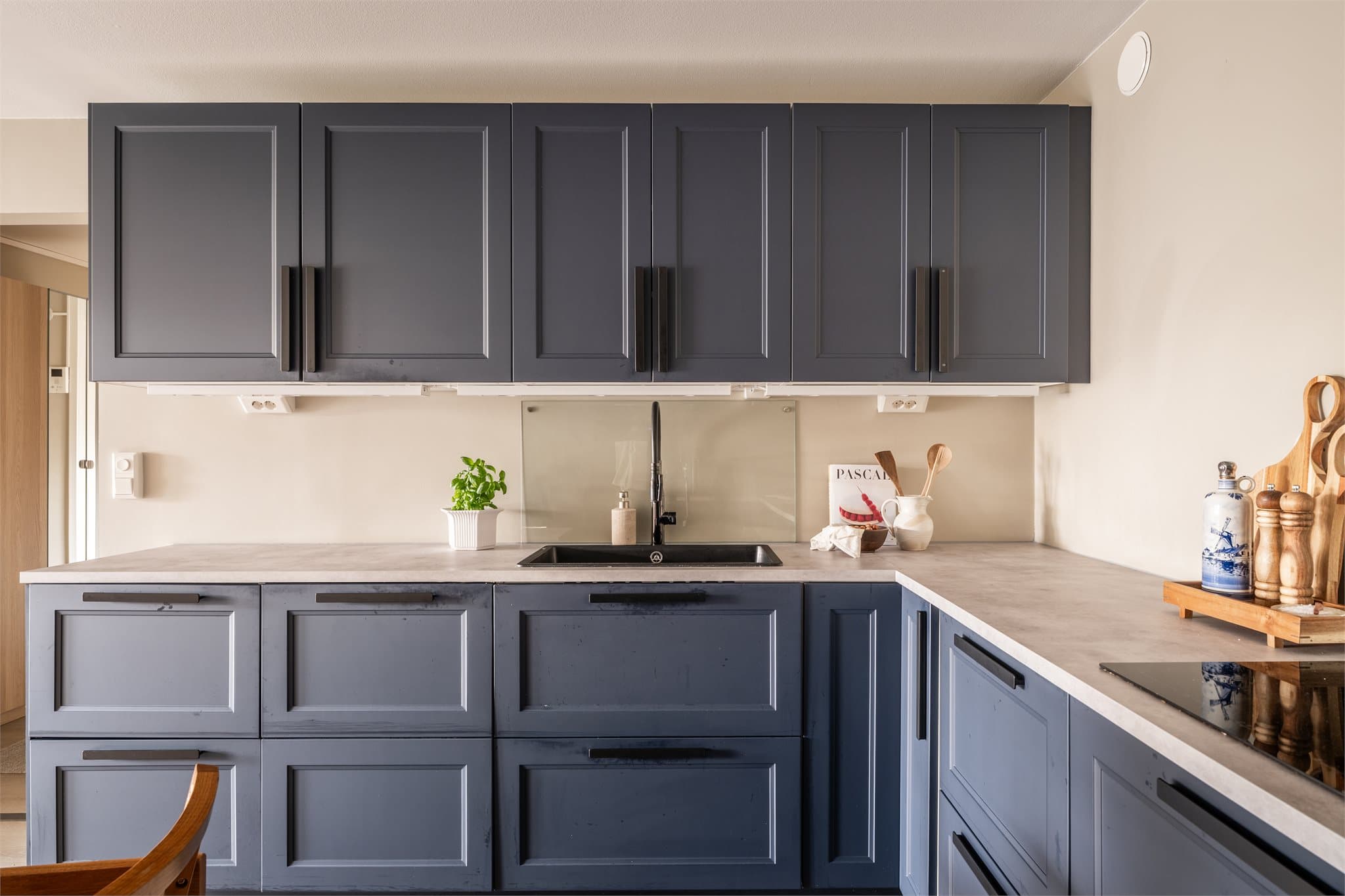 Benkeplaten i laminat har en nedfelt oppvaskkum i kompositt.