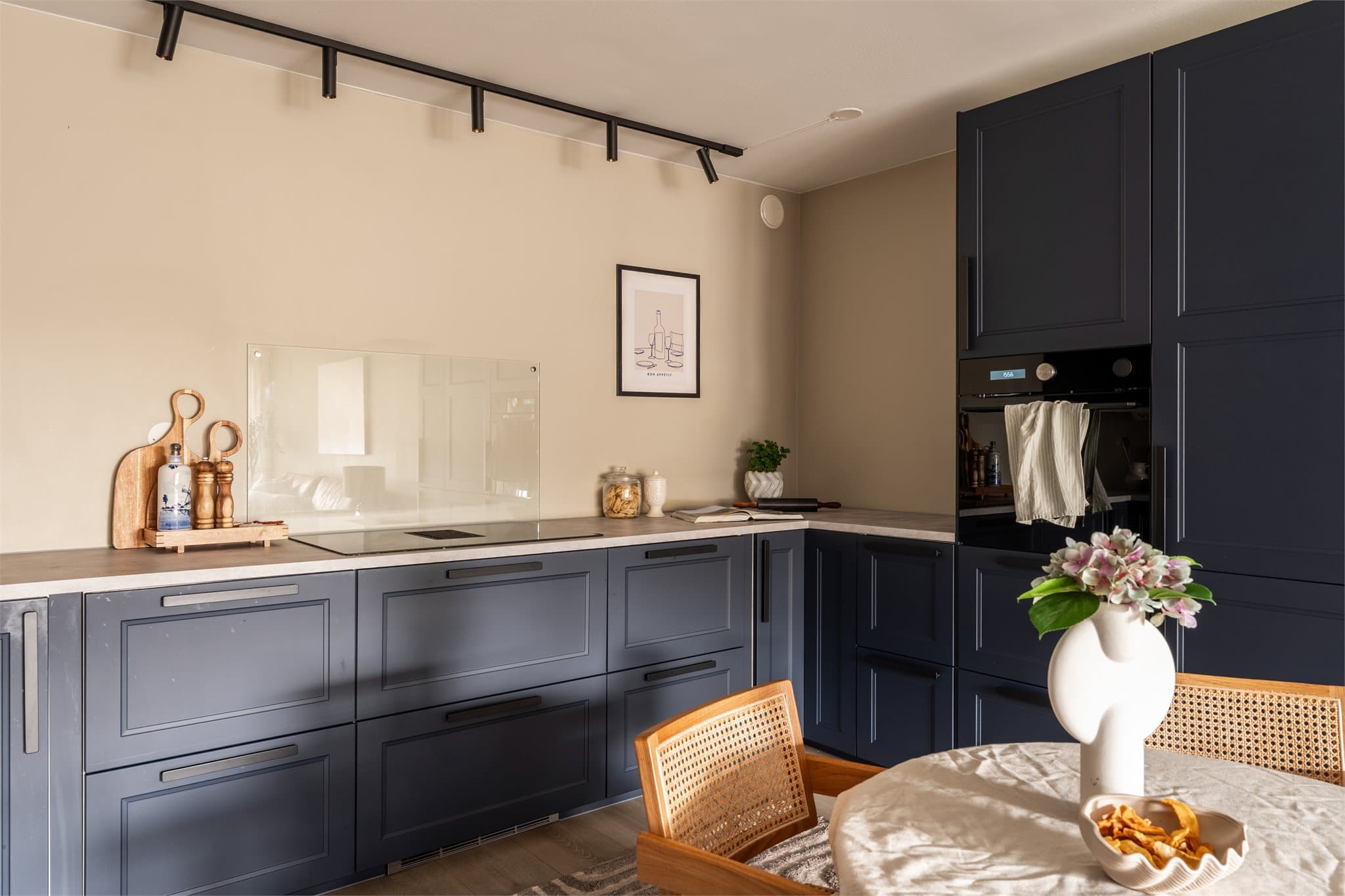 Hele sonen for stue og kjøkken ble oppgradert i 2021, inkludert elektrisk anlegg.