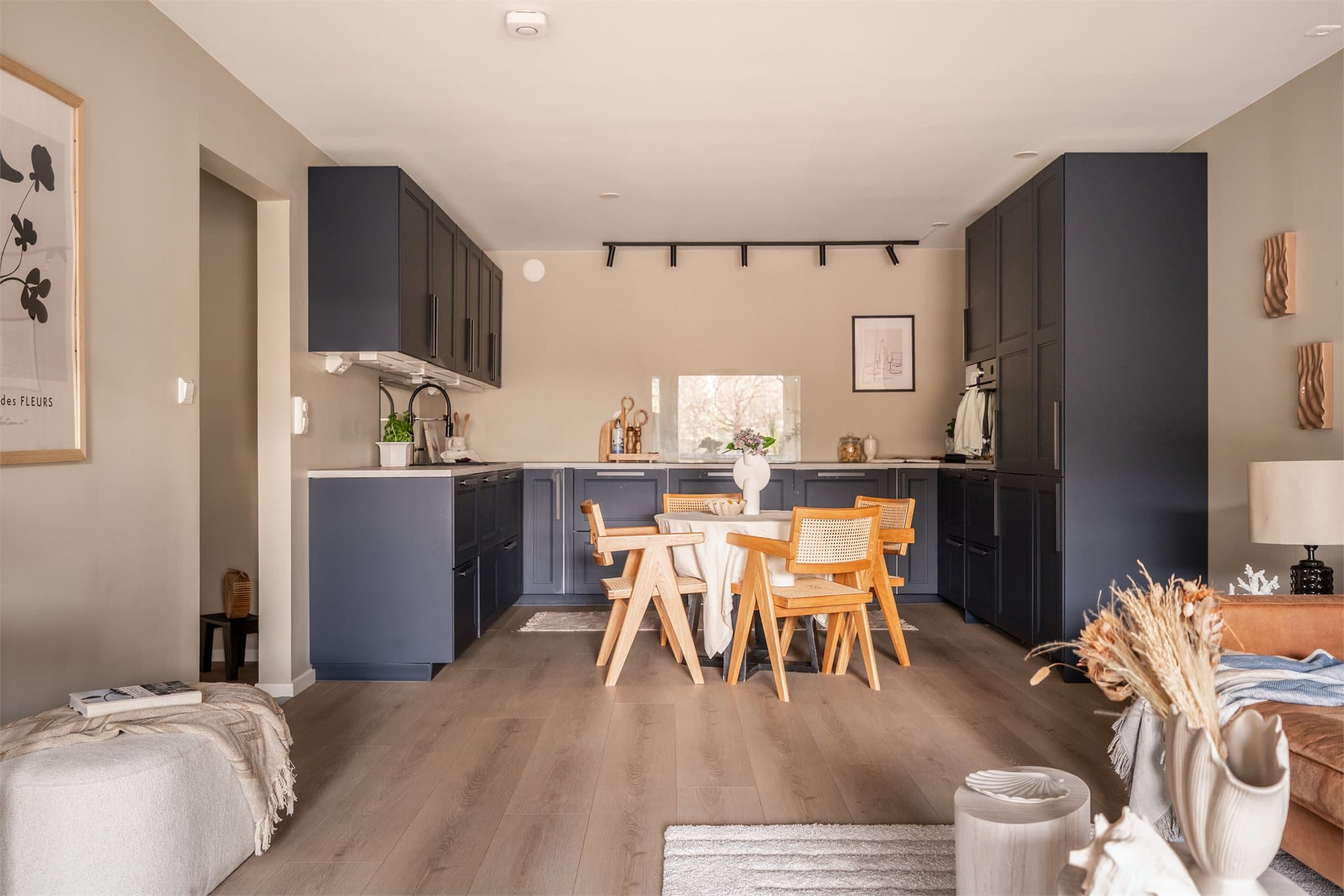 Den åpne løsningen gir fleksible møbleringsmuligheter og en god romfølelse.