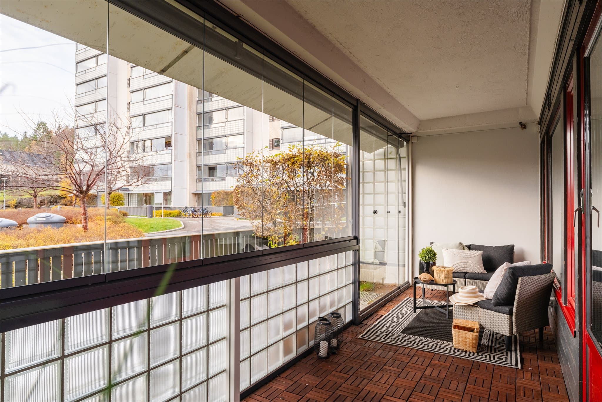 Fra stuen er det utgang til en romslig, innglasset og vestvendt terrasse på 13 m².