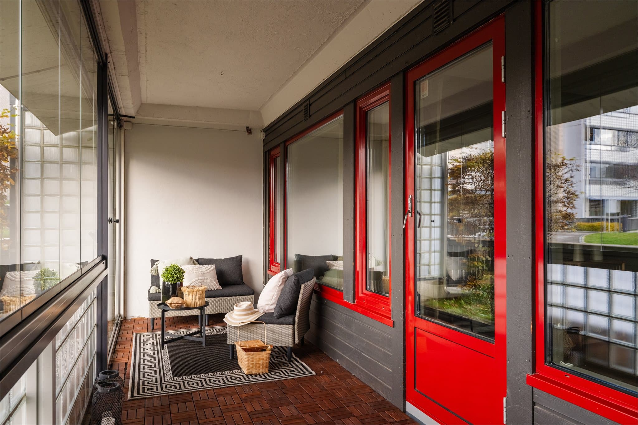 Den vestvendte terrassen har gode lysforhold på ettermiddagen og kvelden.