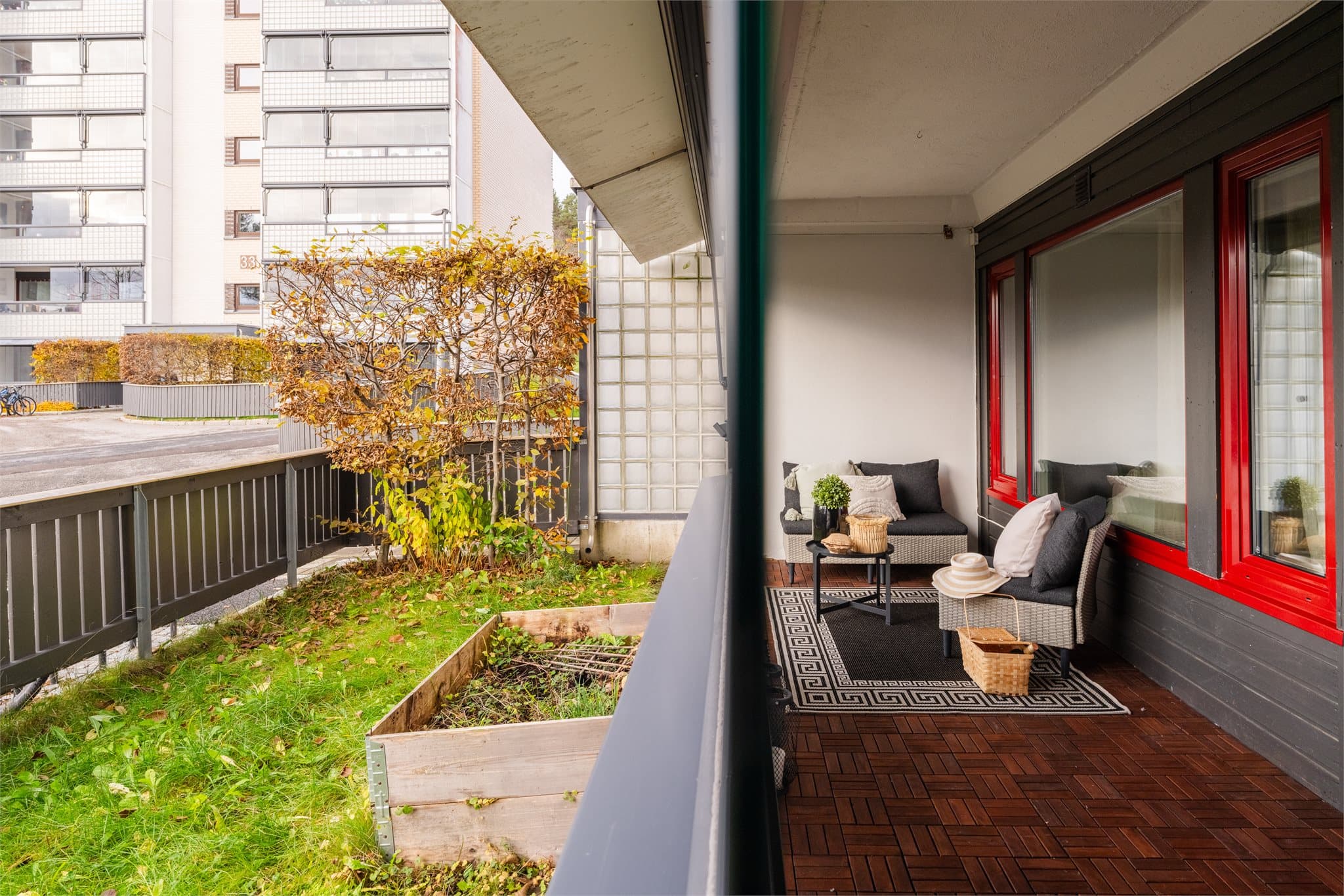 Fra terrassen er det direkte adkomst til en egen hageflekk som leiligheten disponerer.