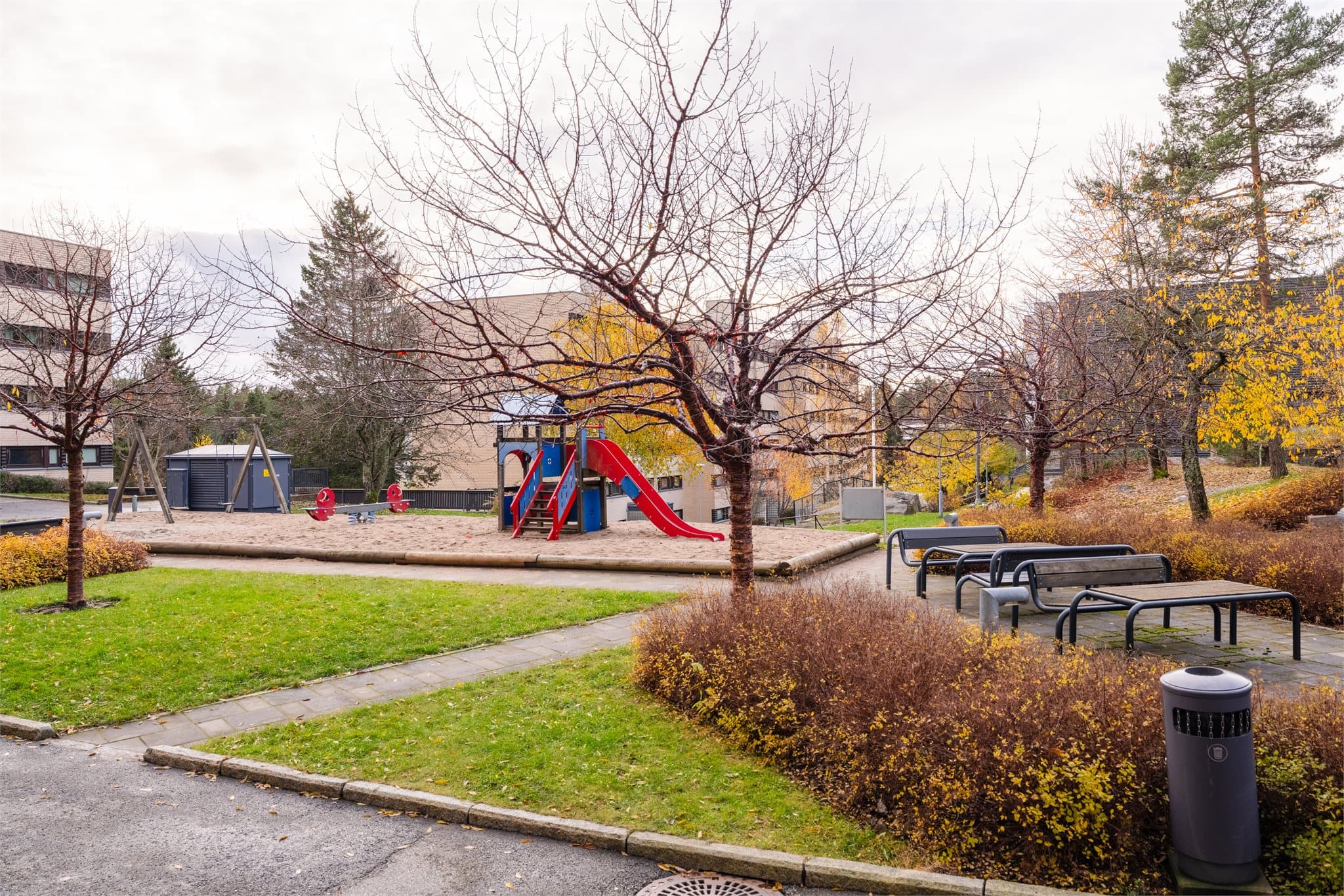 De velholdte fellesområdene inkluderer lekeplasser og grøntarealer, som legger til rette for et aktivt bomiljø.
