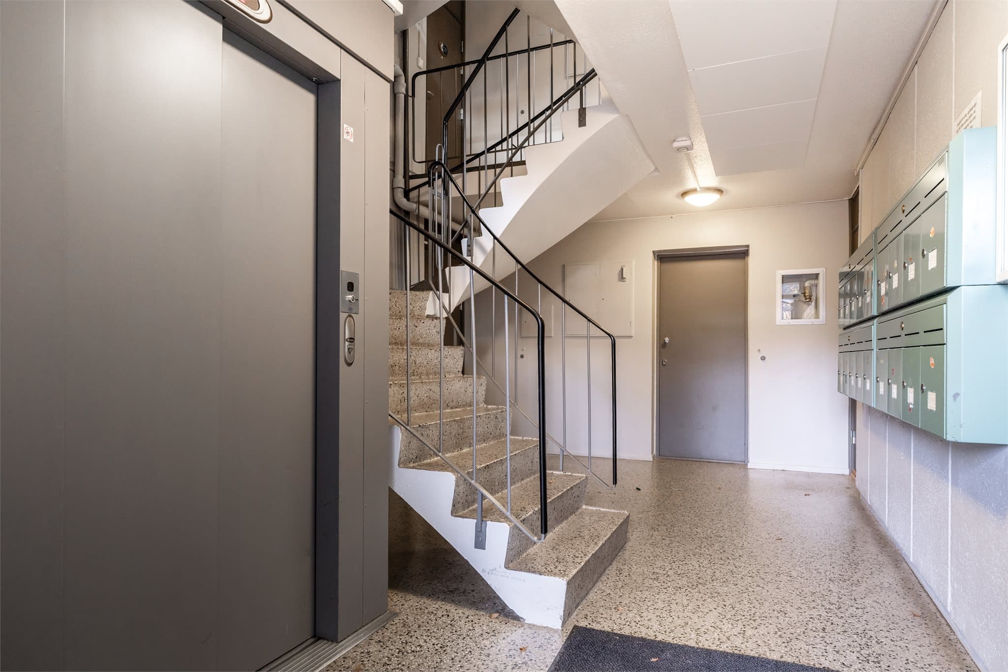 Adkomst til leiligheten i 1. etasje skjer via felles oppgang med heis.