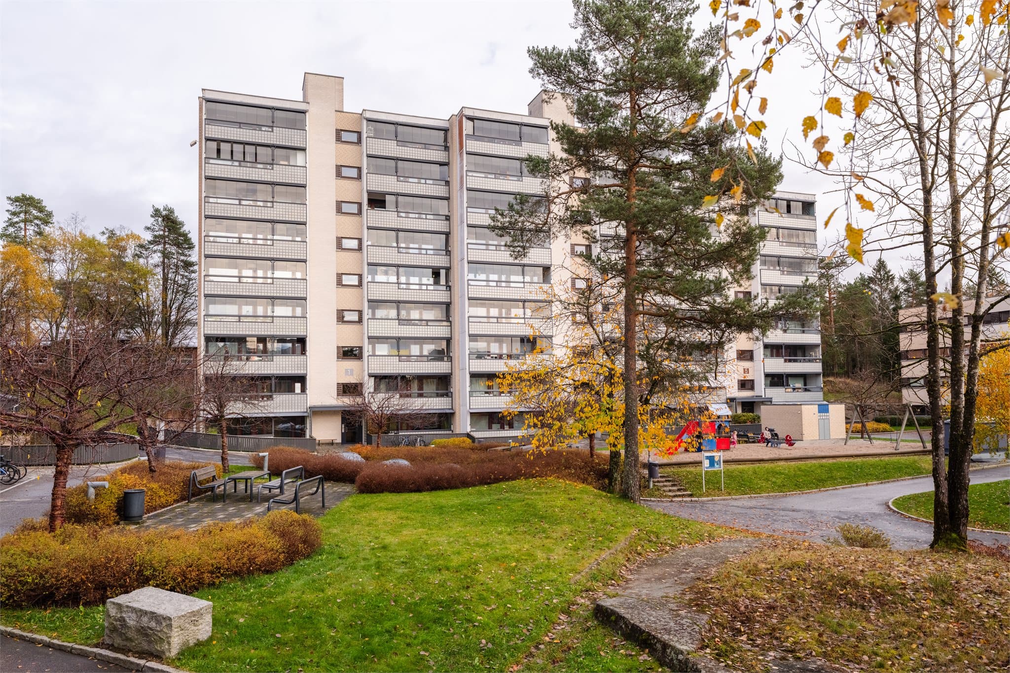 Leiligheten ligger i Røverkollen borettslag, et område kjent for sitt levende og sosiale lokalsamfunn.