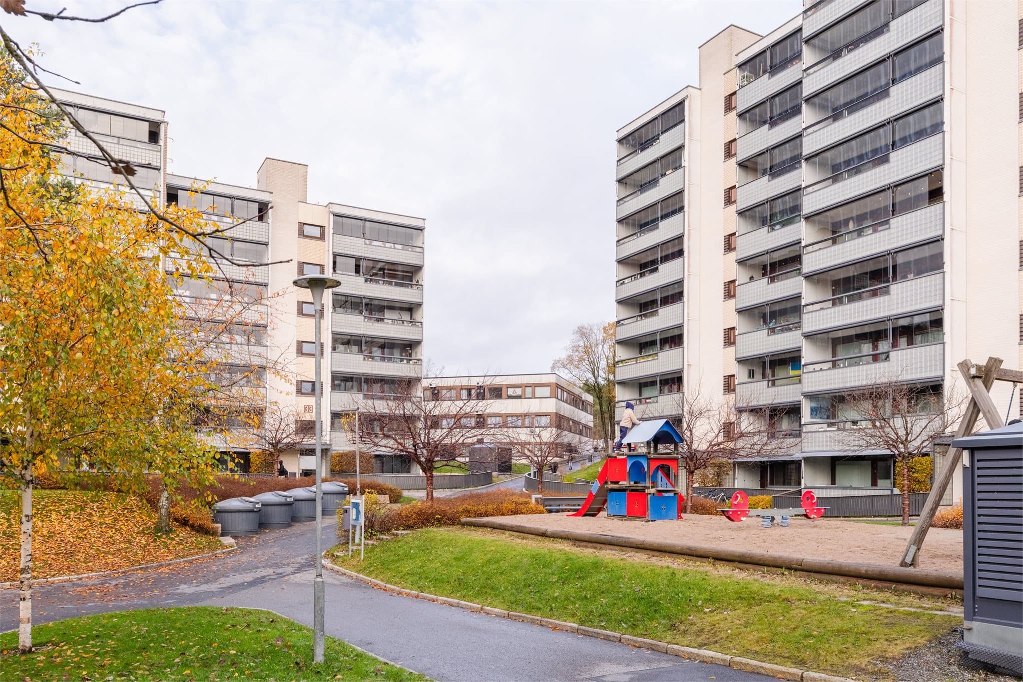 Romsås senter er lett tilgjengelig og byr på T-bane, dagligvare, bibliotek og treningssenter.