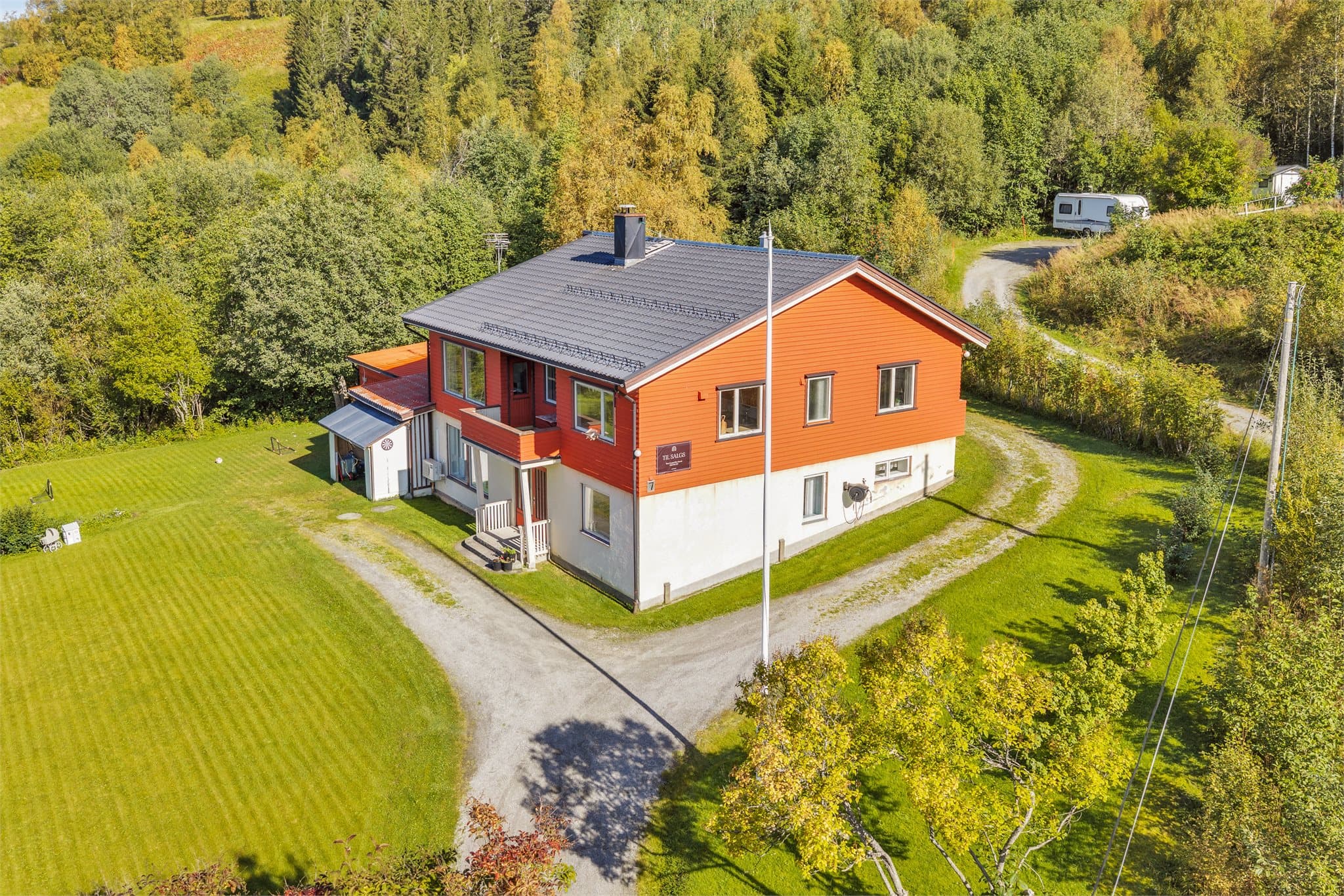 En innholdsrik enebolig med fin og sentral beliggenhet på Tennevoll