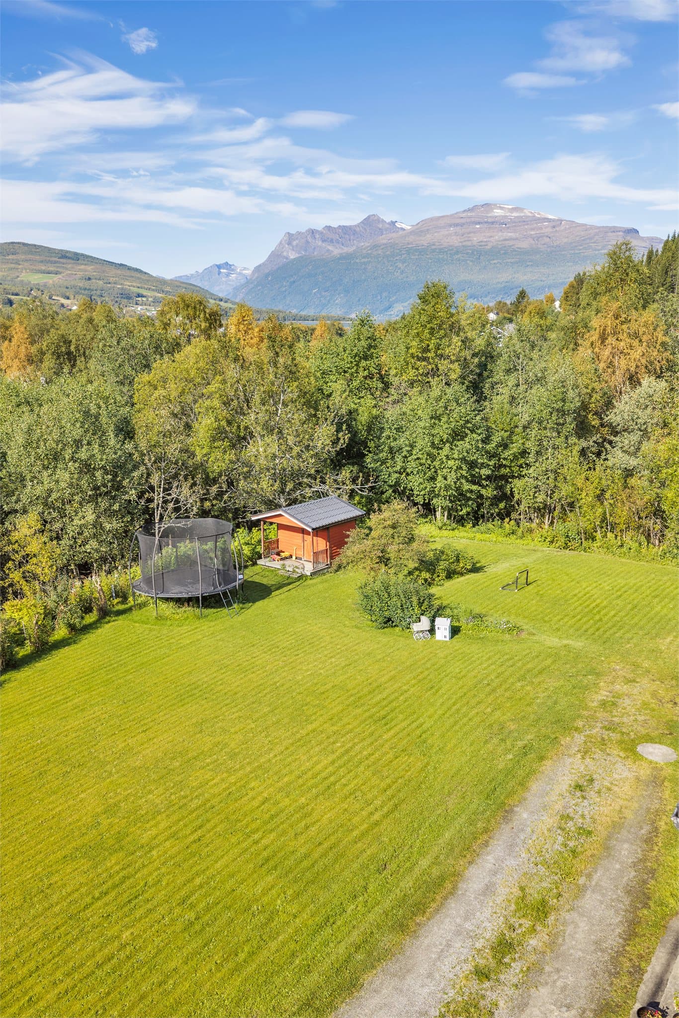 Eiendommen har en stor hage med god plass til aktiviteter for store og små