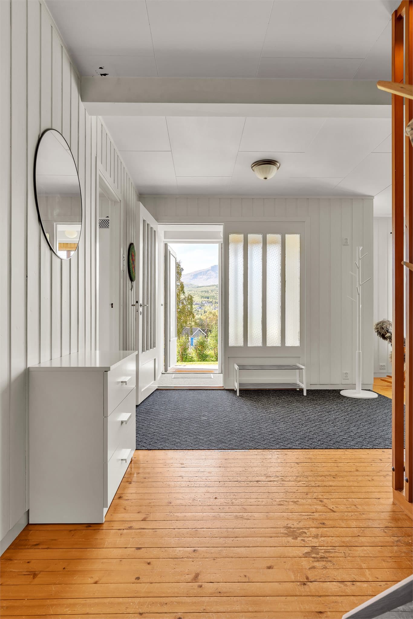 Stor gang i 1. etasje. Det er for øvrig adkomst med inngangsparti både på fremsiden og baksiden av huset.