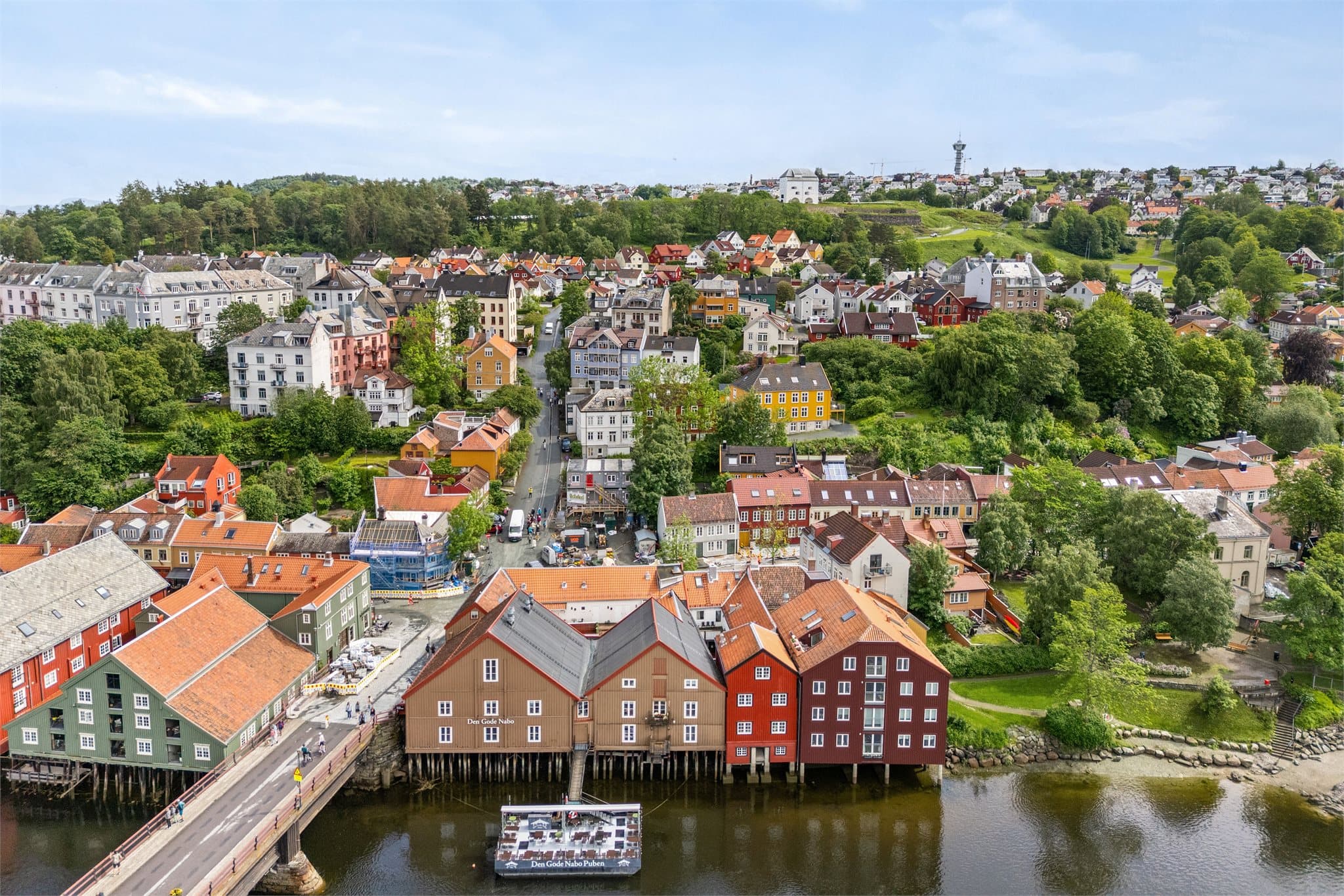 Eiendommen ligger i svært hyggelige omgivelser, med gangavstand til NTNU Gløshaugen, Trondheim sentrum og Solsiden.