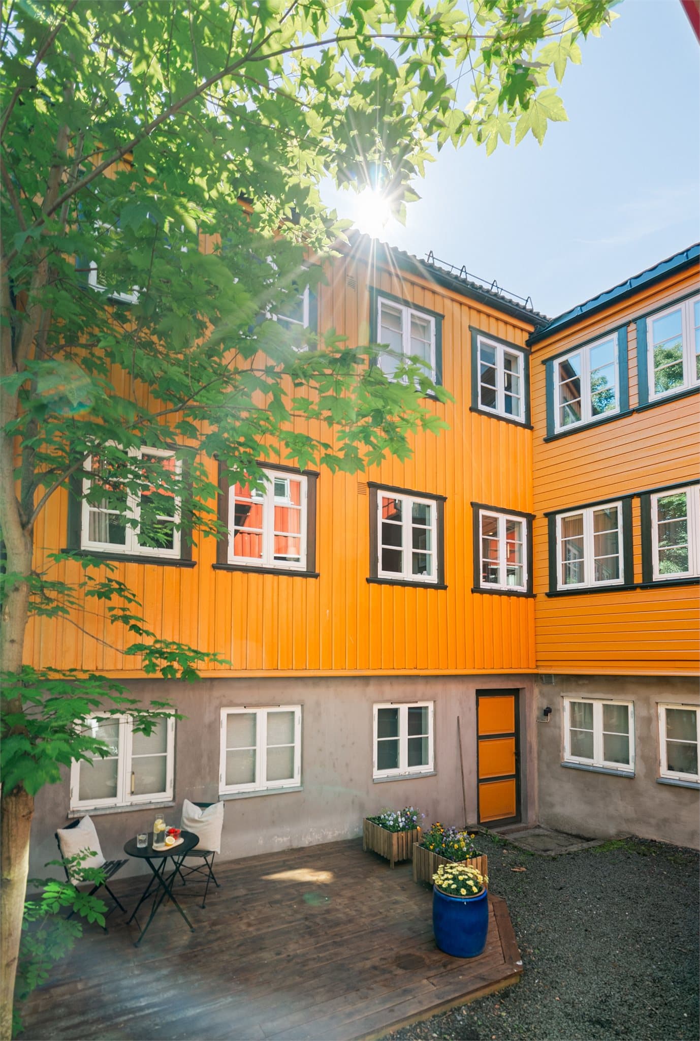 Det er en koselig bakgård i borettslaget, med tilhørende markterrasse.