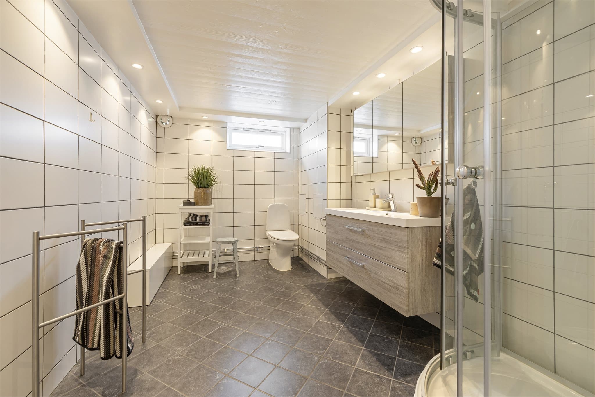 Badet i underetasjen ble flislagt i 2017 holder en god standard.