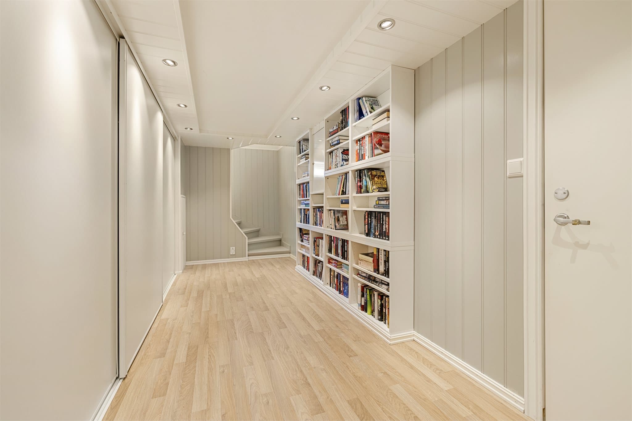 Kjelleren inneholder gang, vaskerom, bad, to boder og rom som i dag benyttes som soverom og kjellerstue.