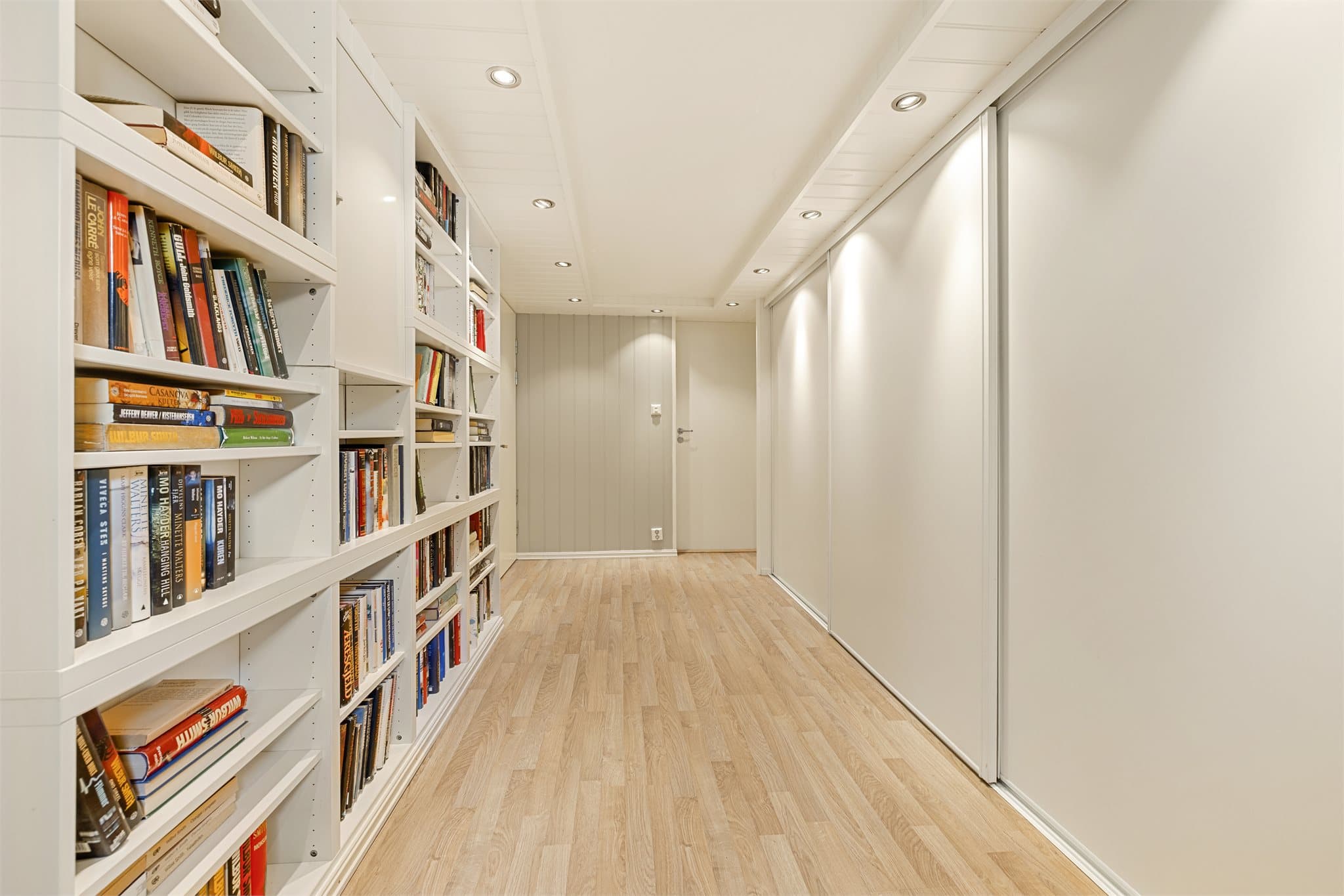 Etasjen fremstår som godt utnyttet med flere oppgraderte rom og downlights i nesten alle rom. Det er gulvvarme i de fleste rom.