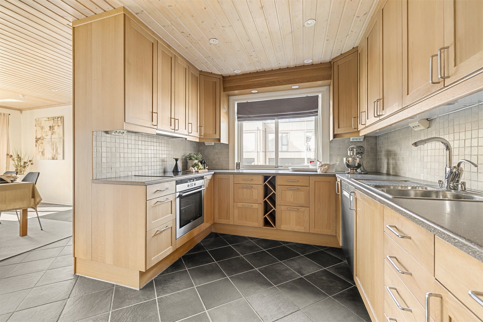 Kjøkkenet har opplegg for frittstående oppvaskmaskin, integrert platetopp og stekeovn, kjøl/fryseskap, samt uttrekkbar kran.