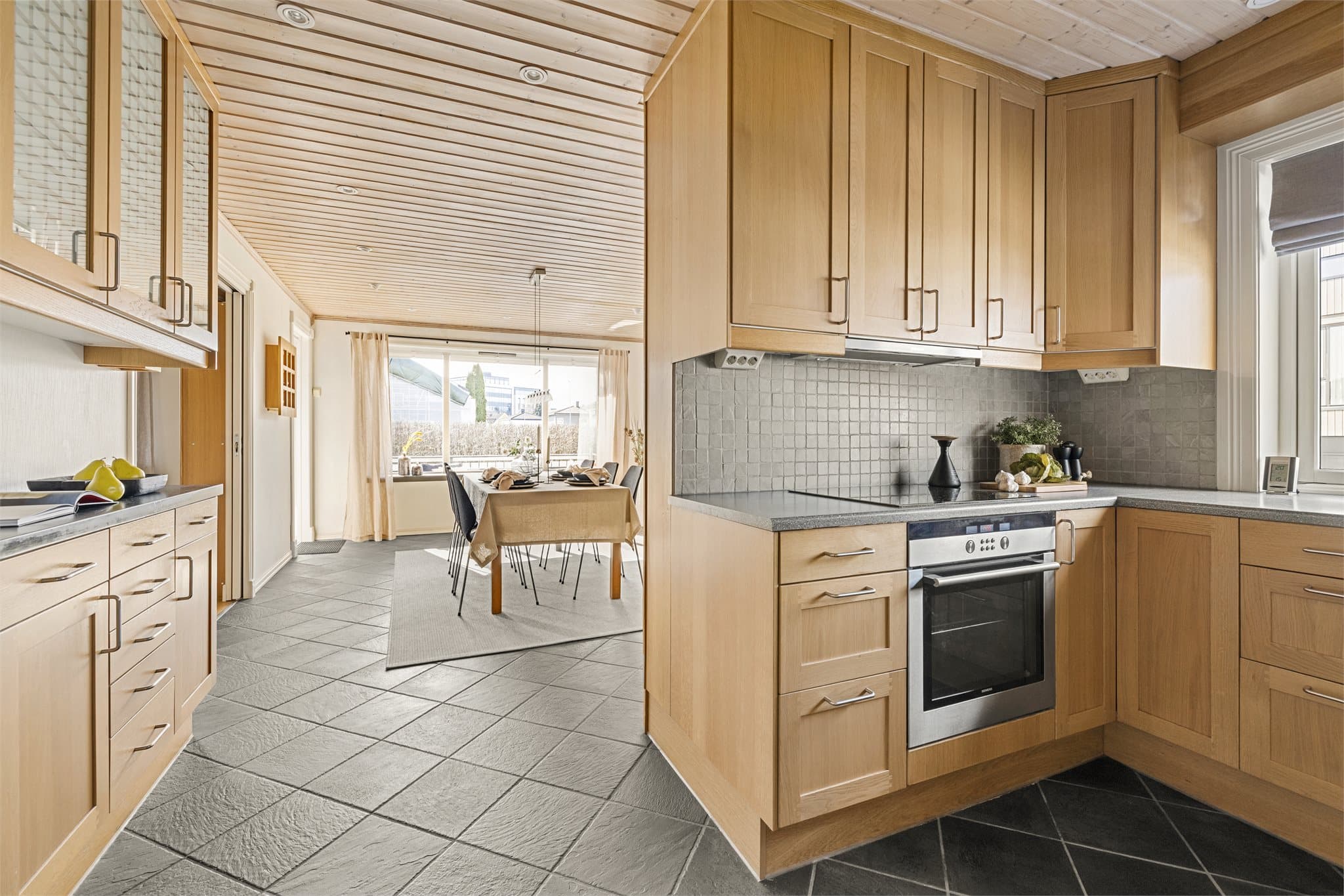 Det er mekanisk kjøkkenventilator med avtrekk til kanalen.