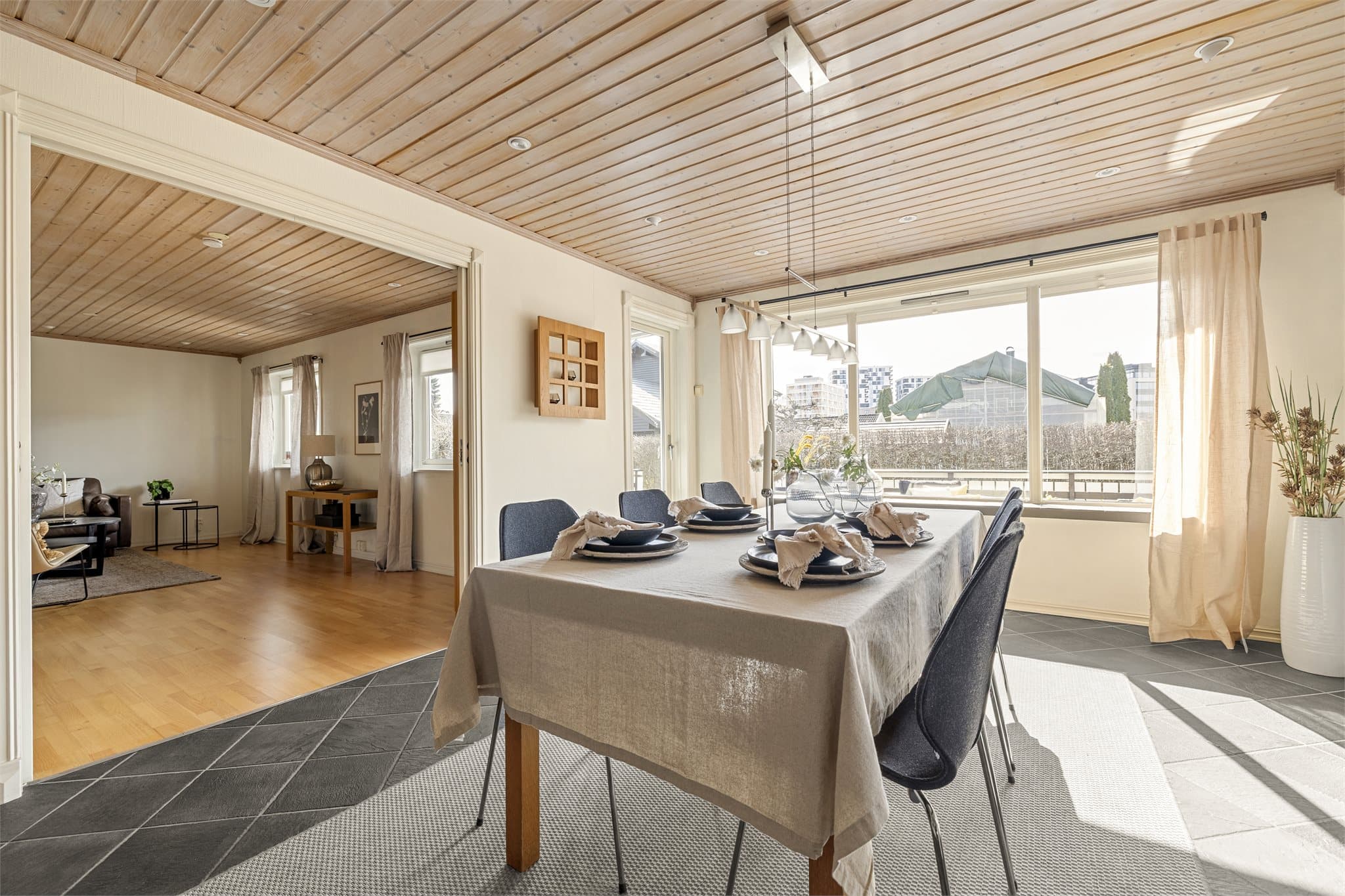 Fra spisestuen er det direkte utgang til en stor terrasse på ca. 42 m² i trekonstruksjon, noe som gir en naturlig forlengelse av oppholdsrommet og gjør det enkelt å kombinere innendørs- og utendørsliv.