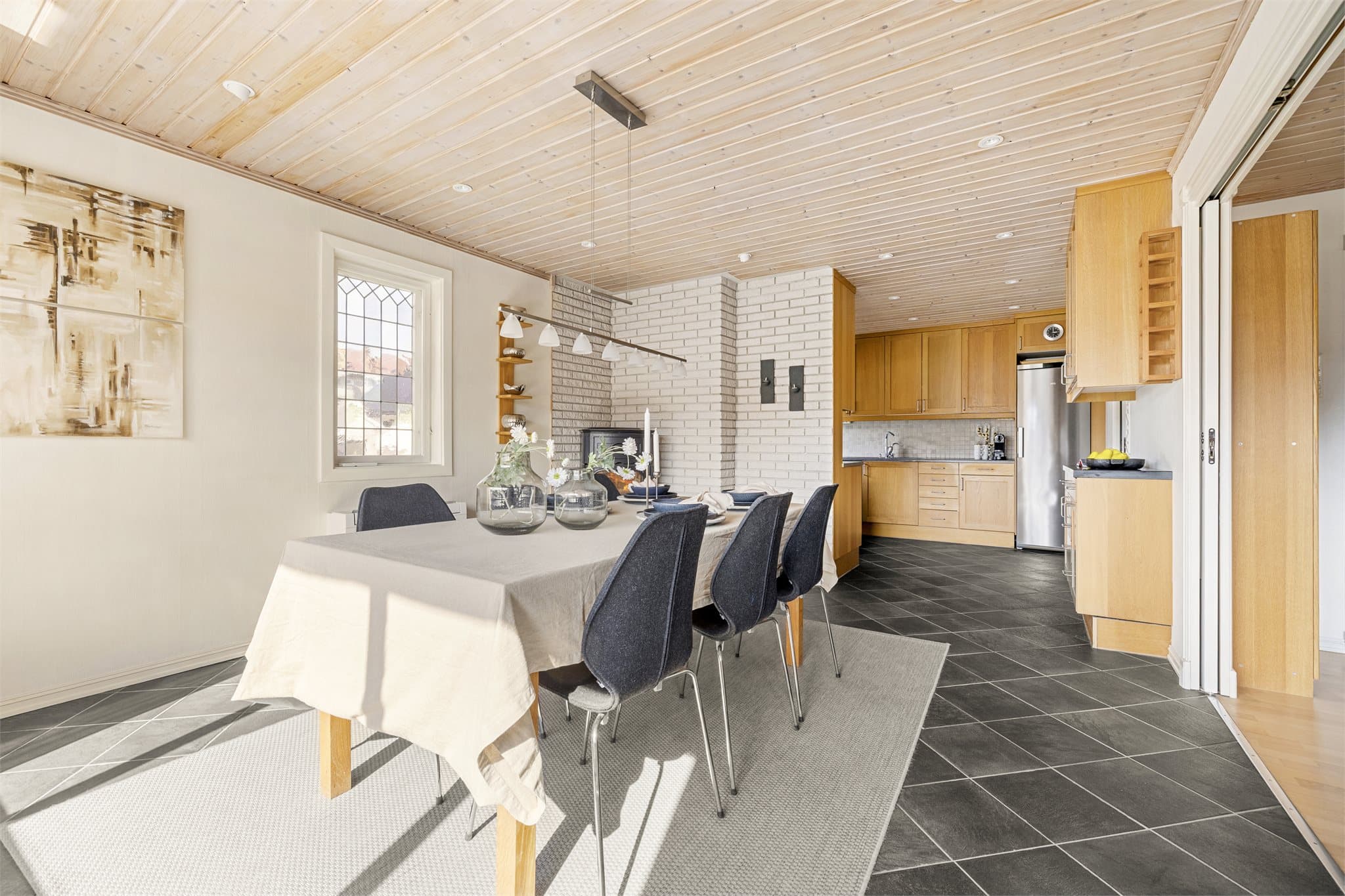 Store vindusflater bidrar til mye naturlig lys inn på dagtid