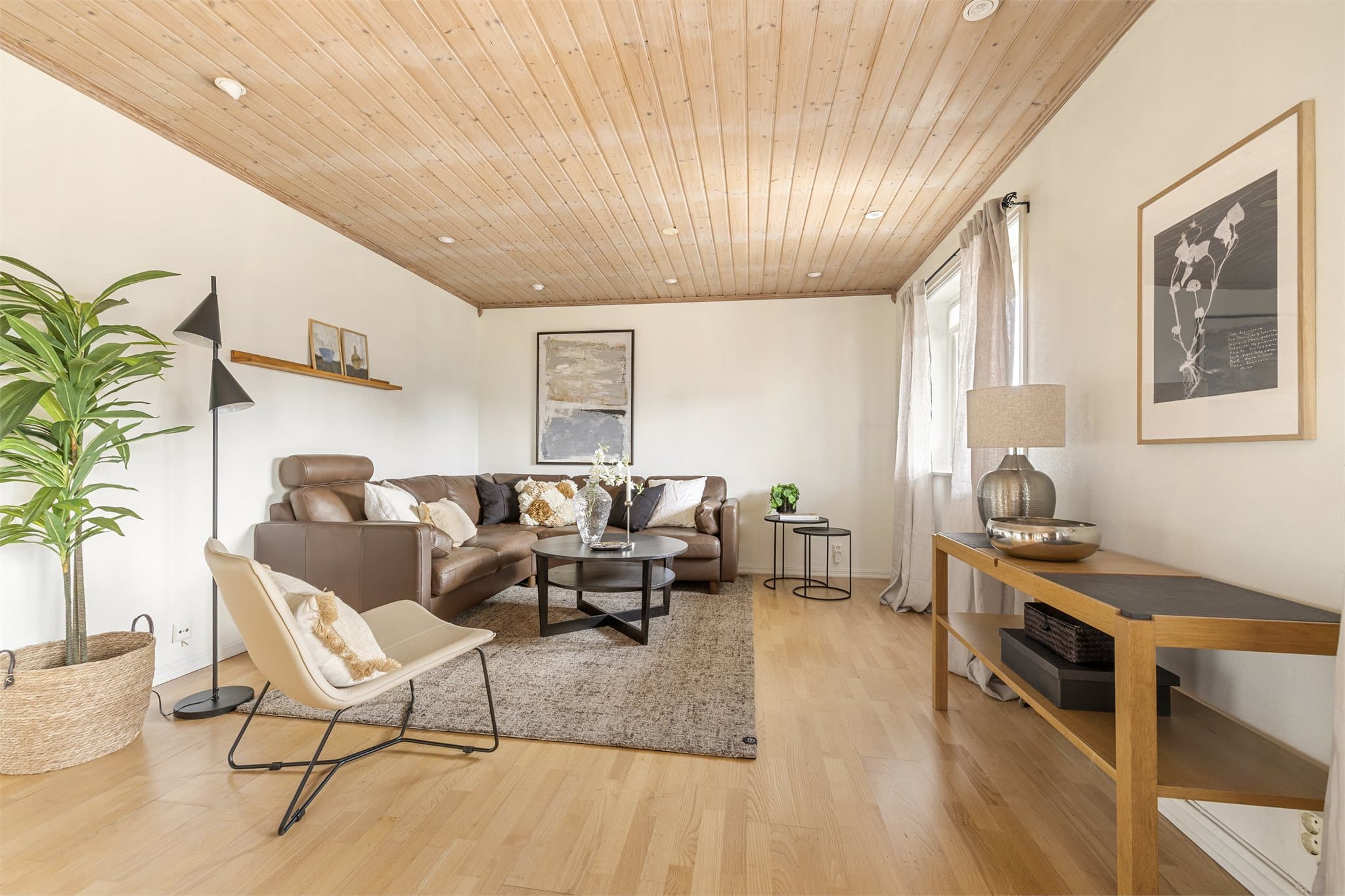 Stuen fremstår romslig og lys