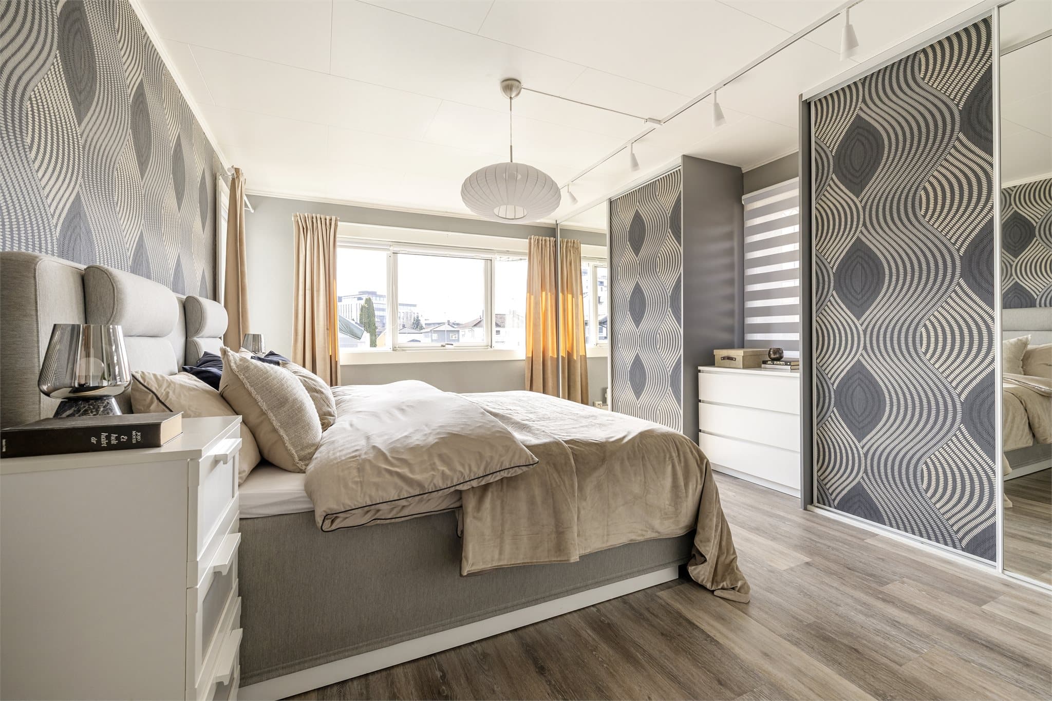 To romslige skyvedørsgarderober og plass til kommode under vindu