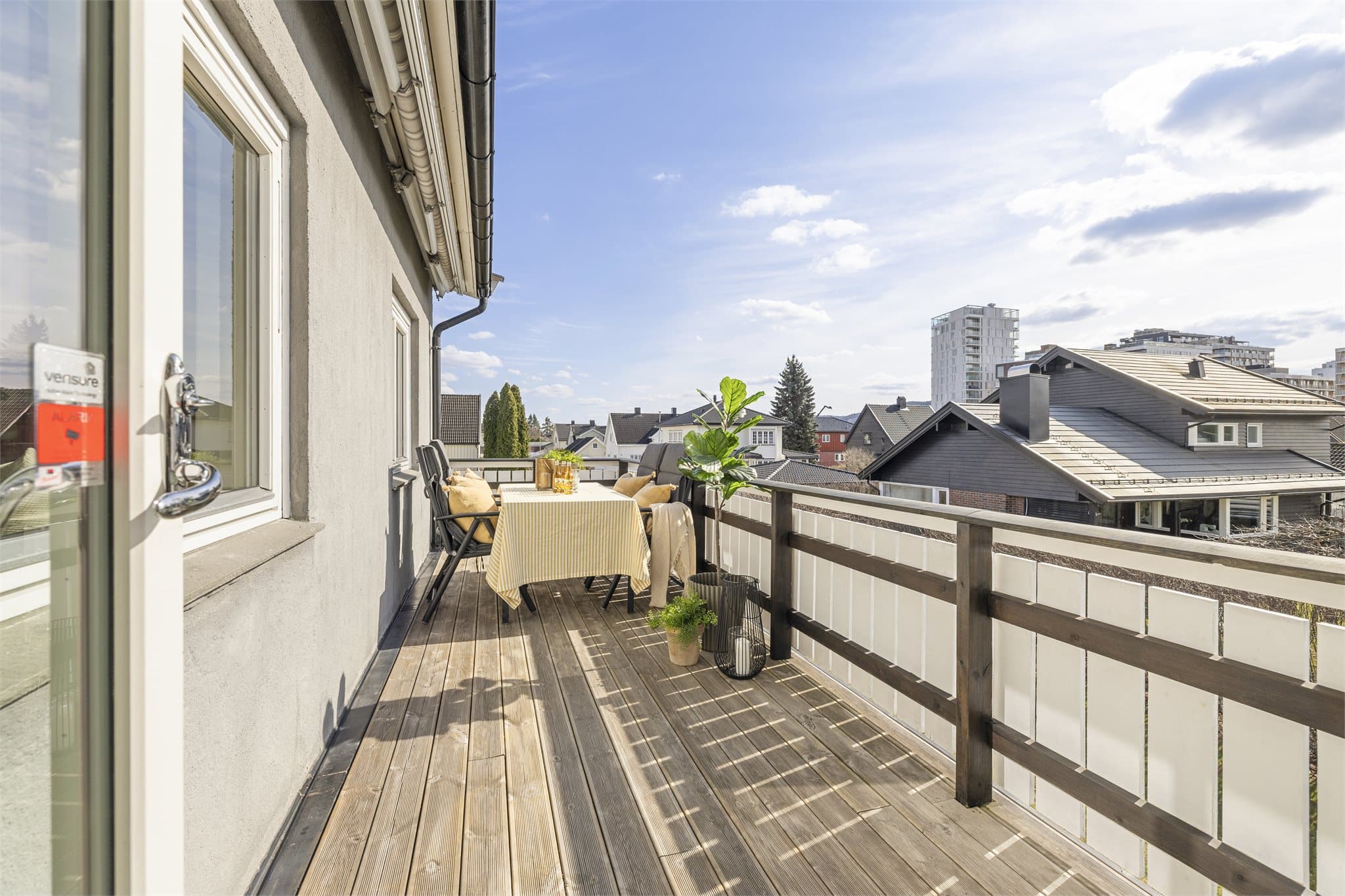 Fra hovedsoverommet er det også utgang til en romslig og solrik balkong på ca. 12,6 m²