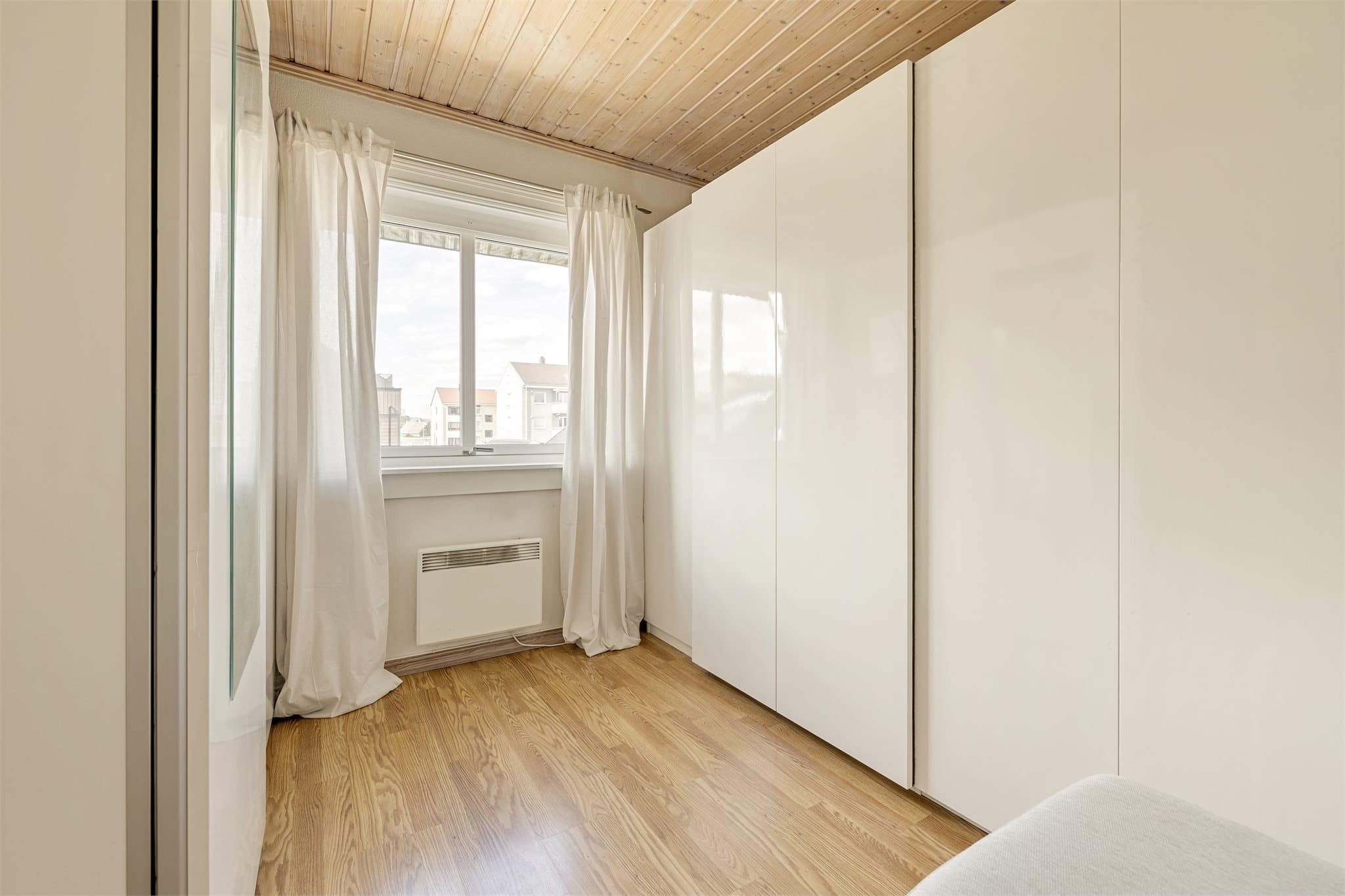 Soverom 4 benyttes i dag som et garderoberom med 2 store skyvedørsgarderober