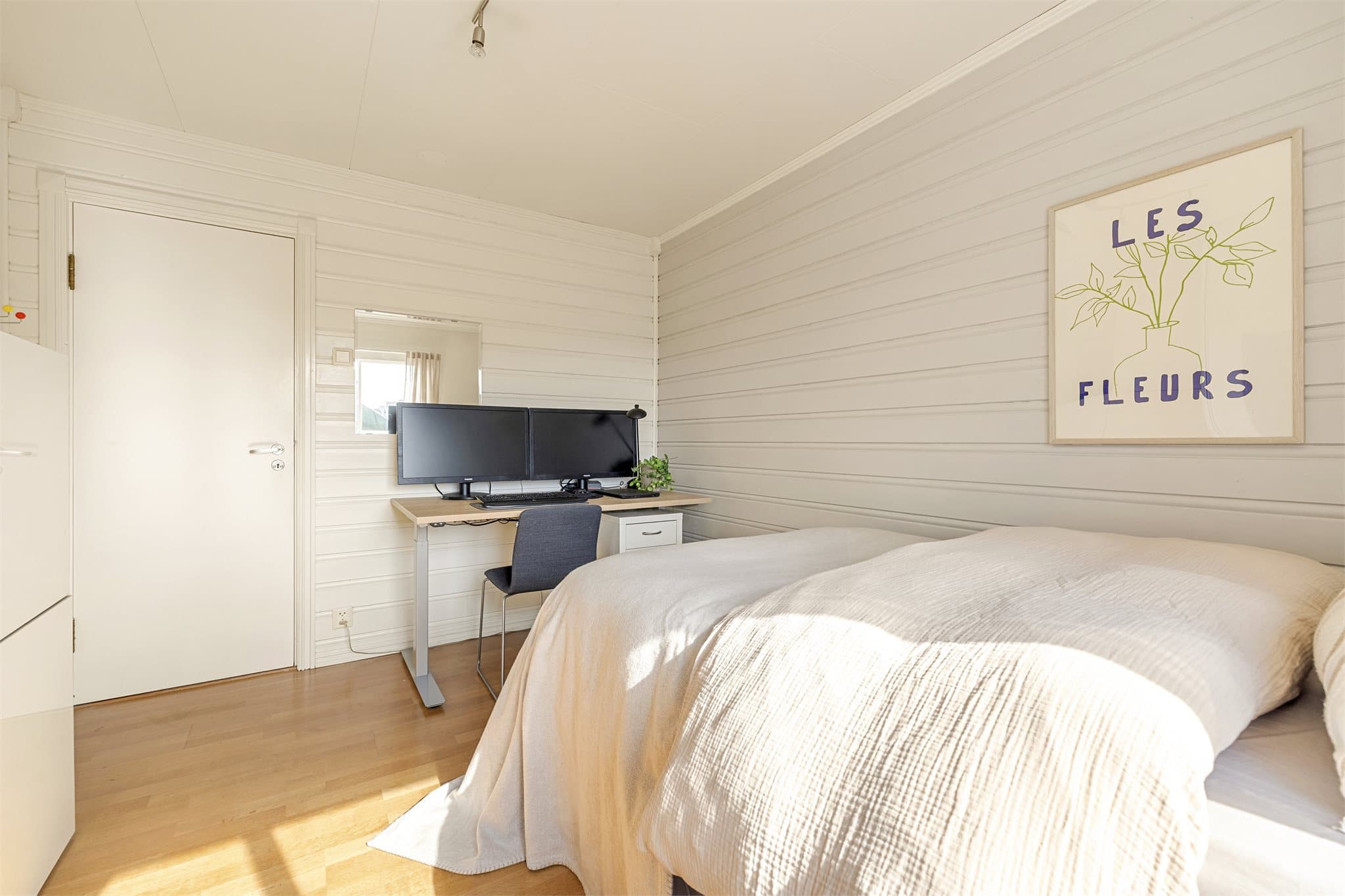 God plass til både seng, garderobe og kontorplass