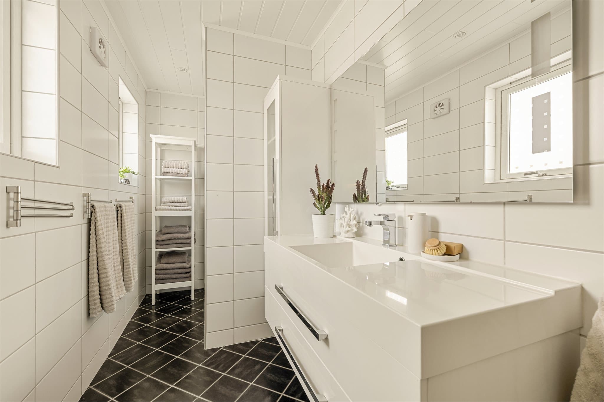 Badet i 2. etasje ble flislagt i 2010 og holder en god og tidsmessig standard.