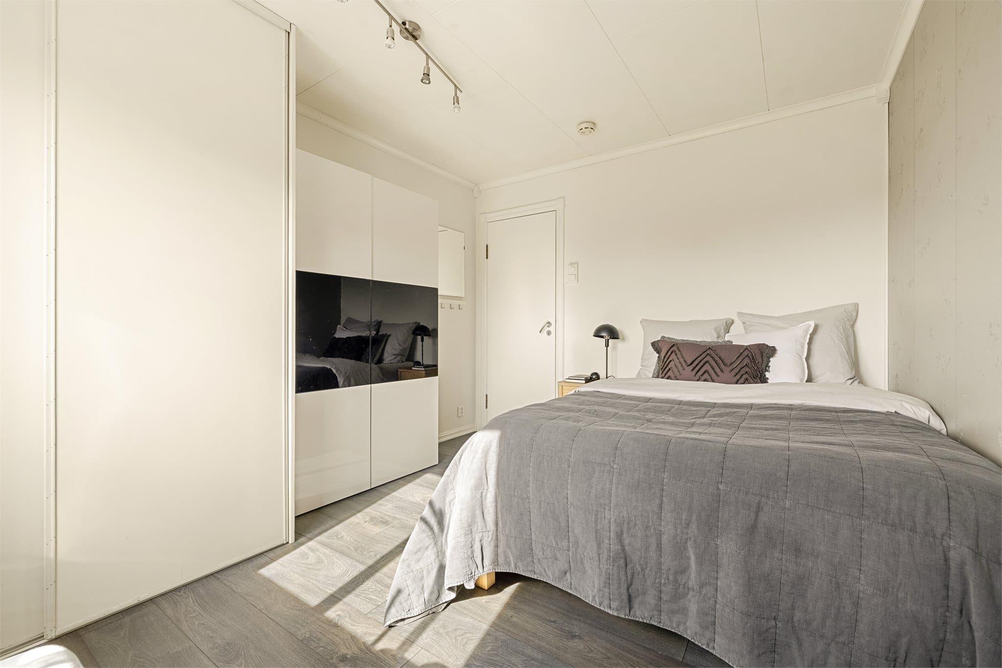 God plass til seng og garderobe