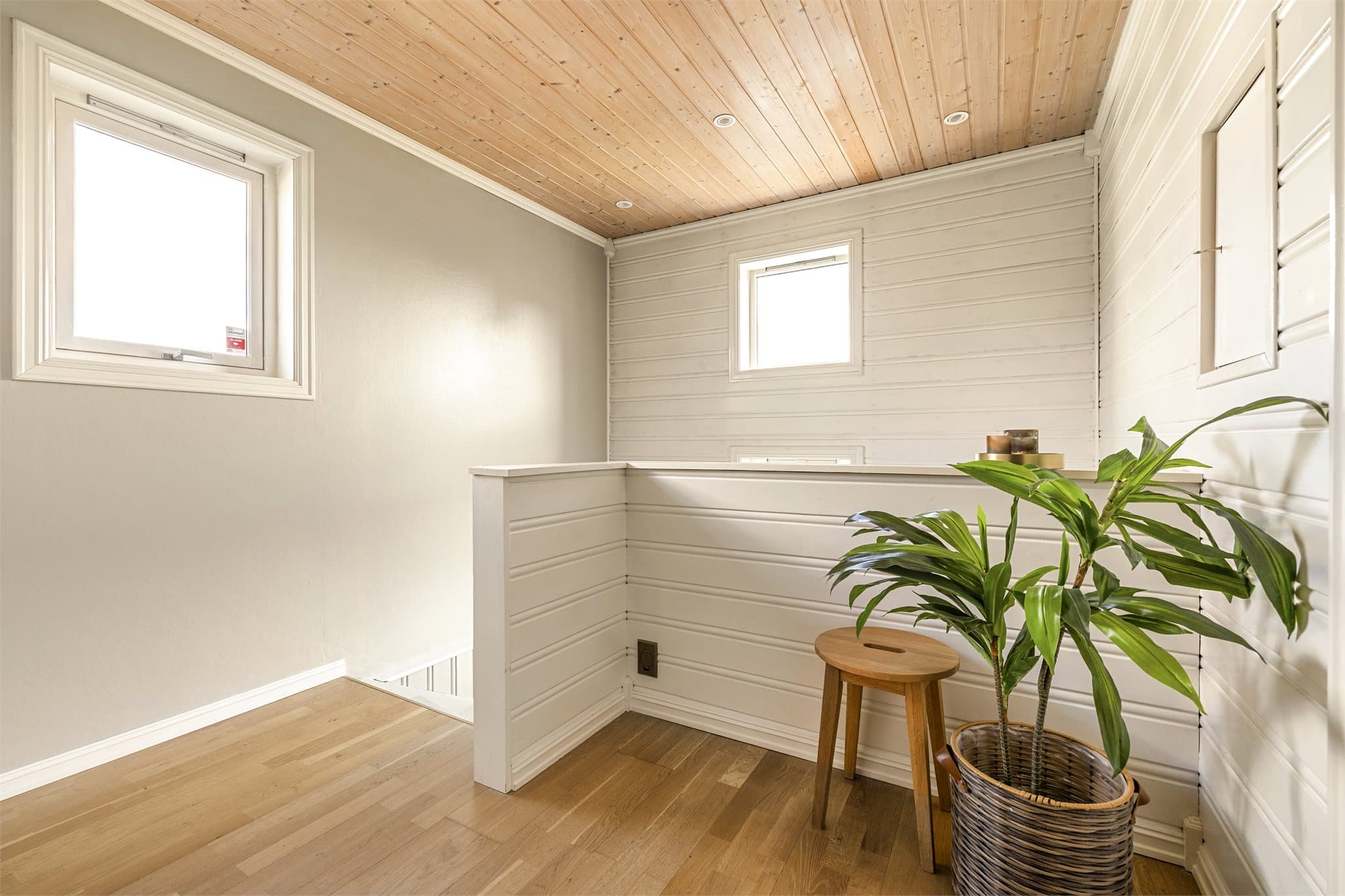 Boligens 2.etasje består av trapperom, gang, bad og 4 soverom