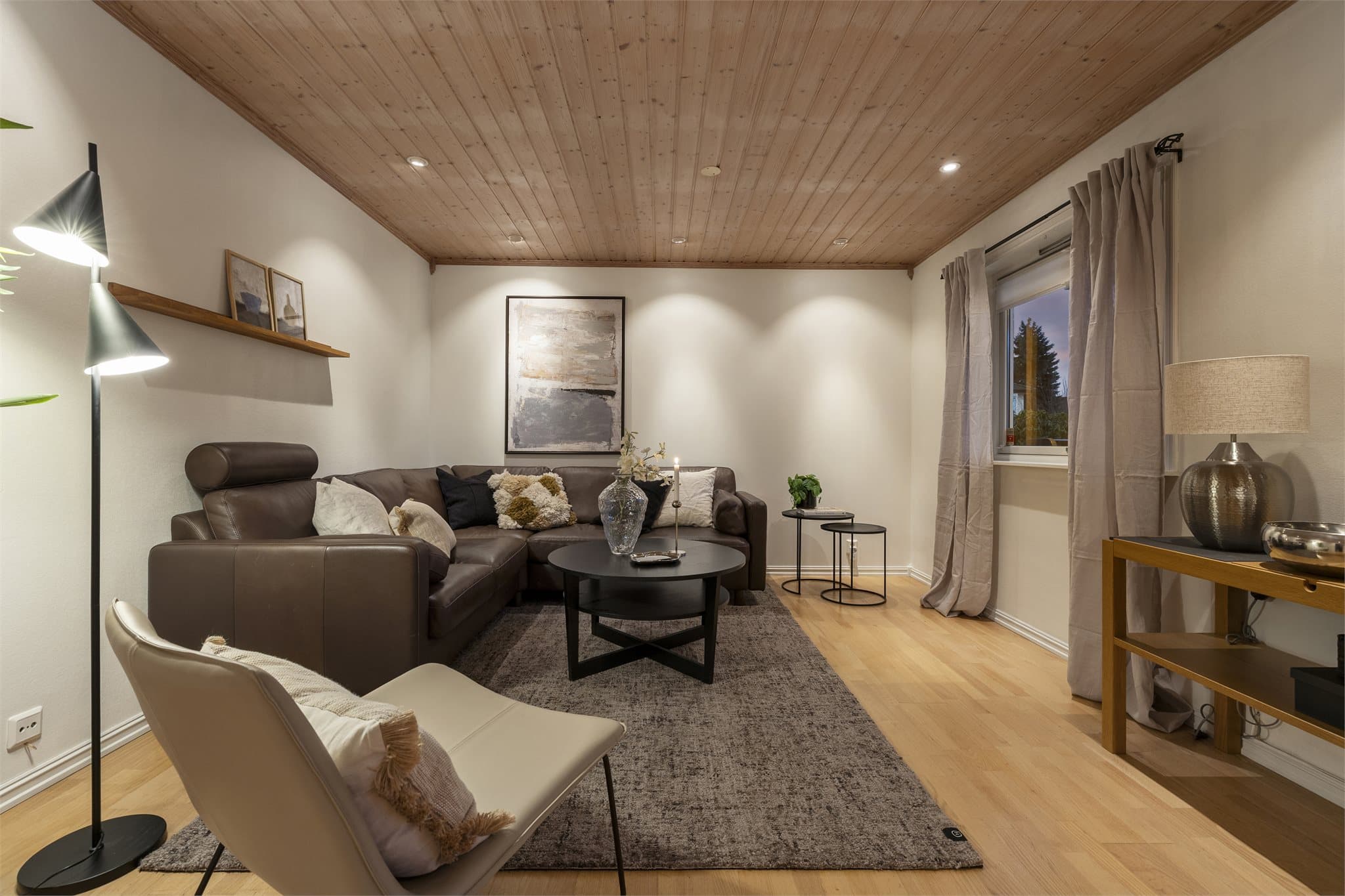 Boligen har en koselig stue med flere møbleringsmuligheter.