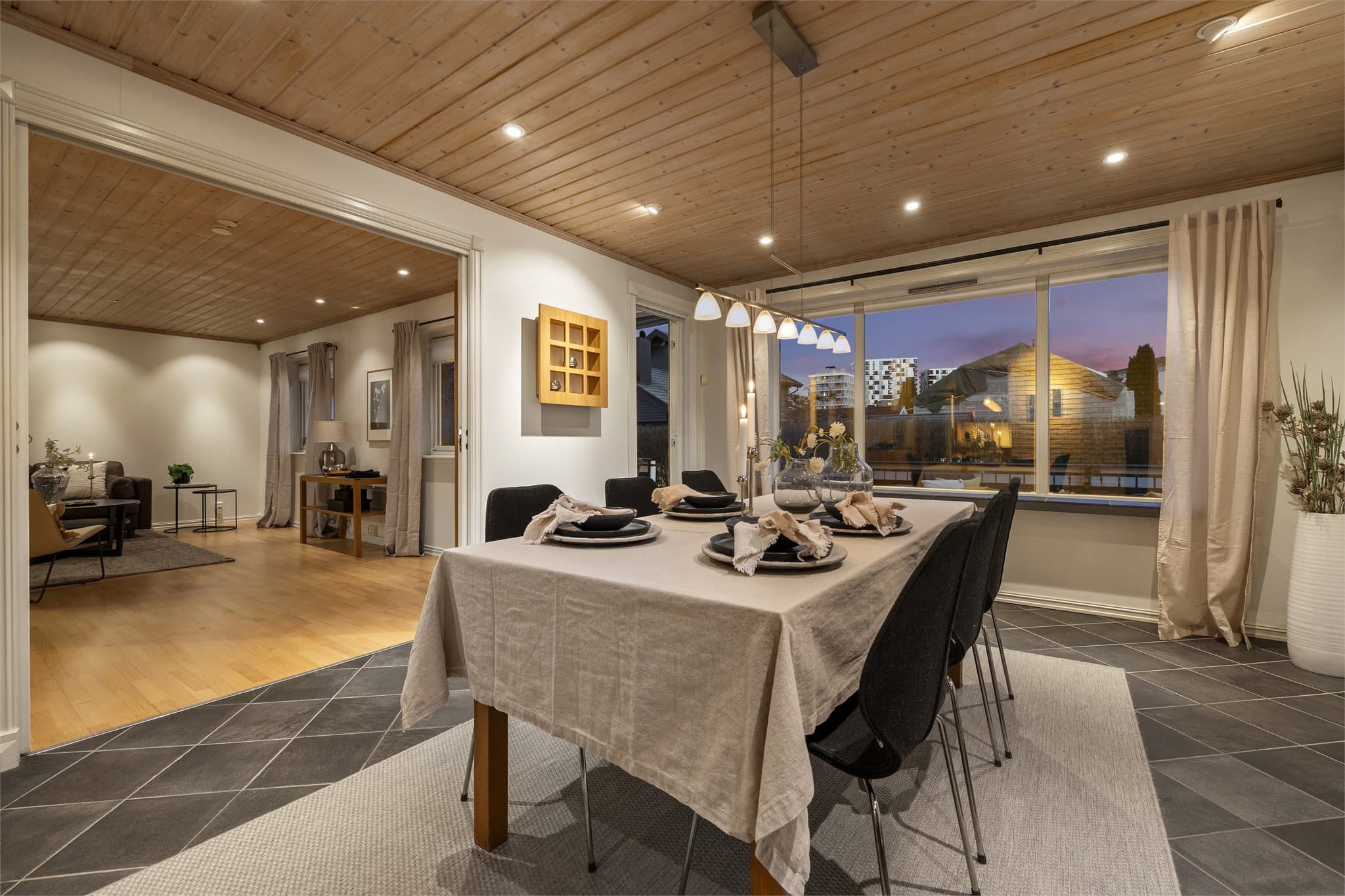 Spisestuen er svært romslig og passer fint både i det daglige og ved et større selskap