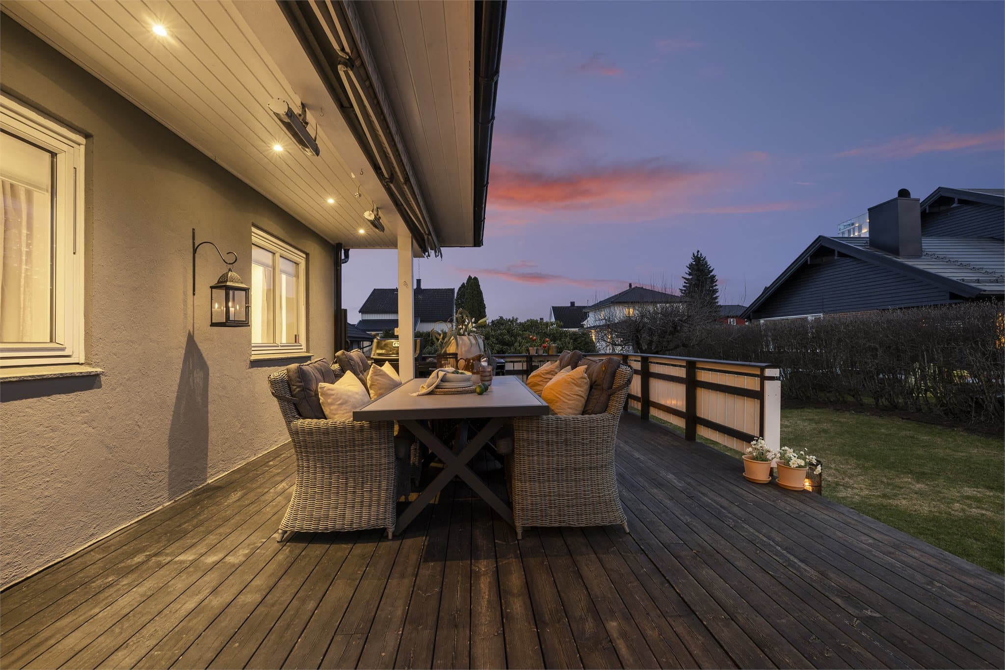 Med fin kveldsbelysning kan terrassen benyttes også etter at solen er gått ned