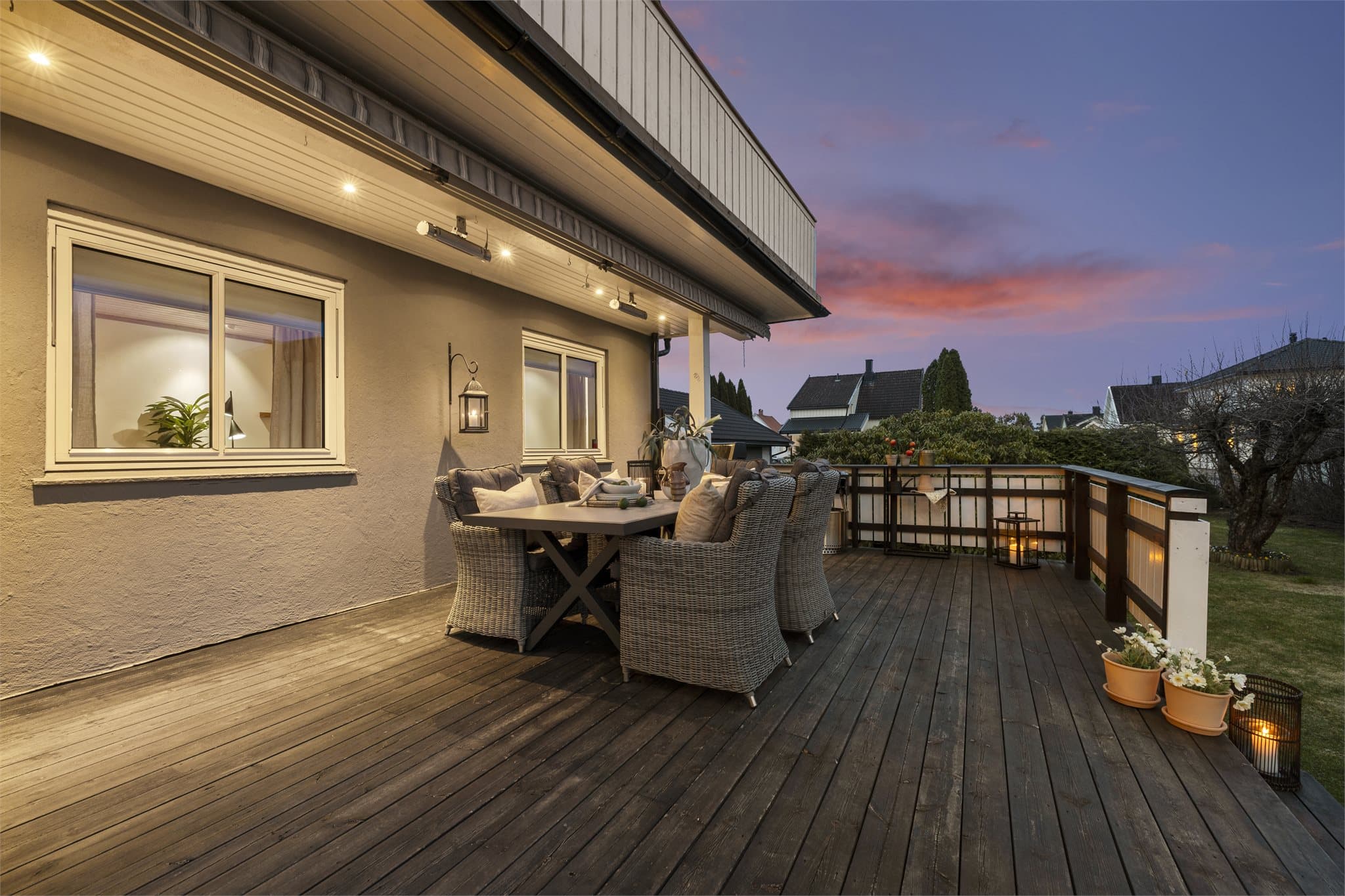 Stor terrasse på ca. 42 m² med mulighet for å innrede i flere soner