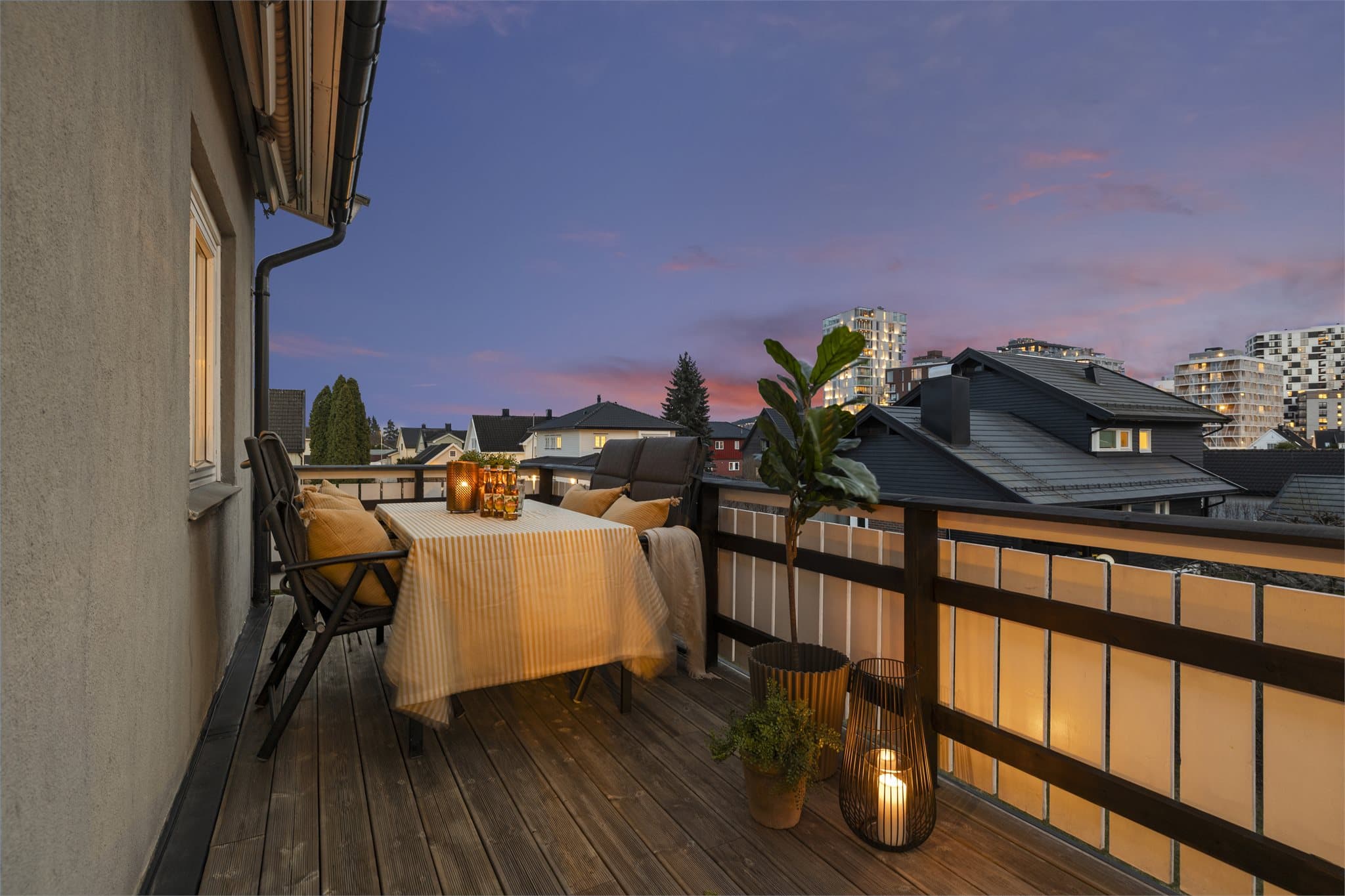 Kveldsstemning på balkong i 2 etg.