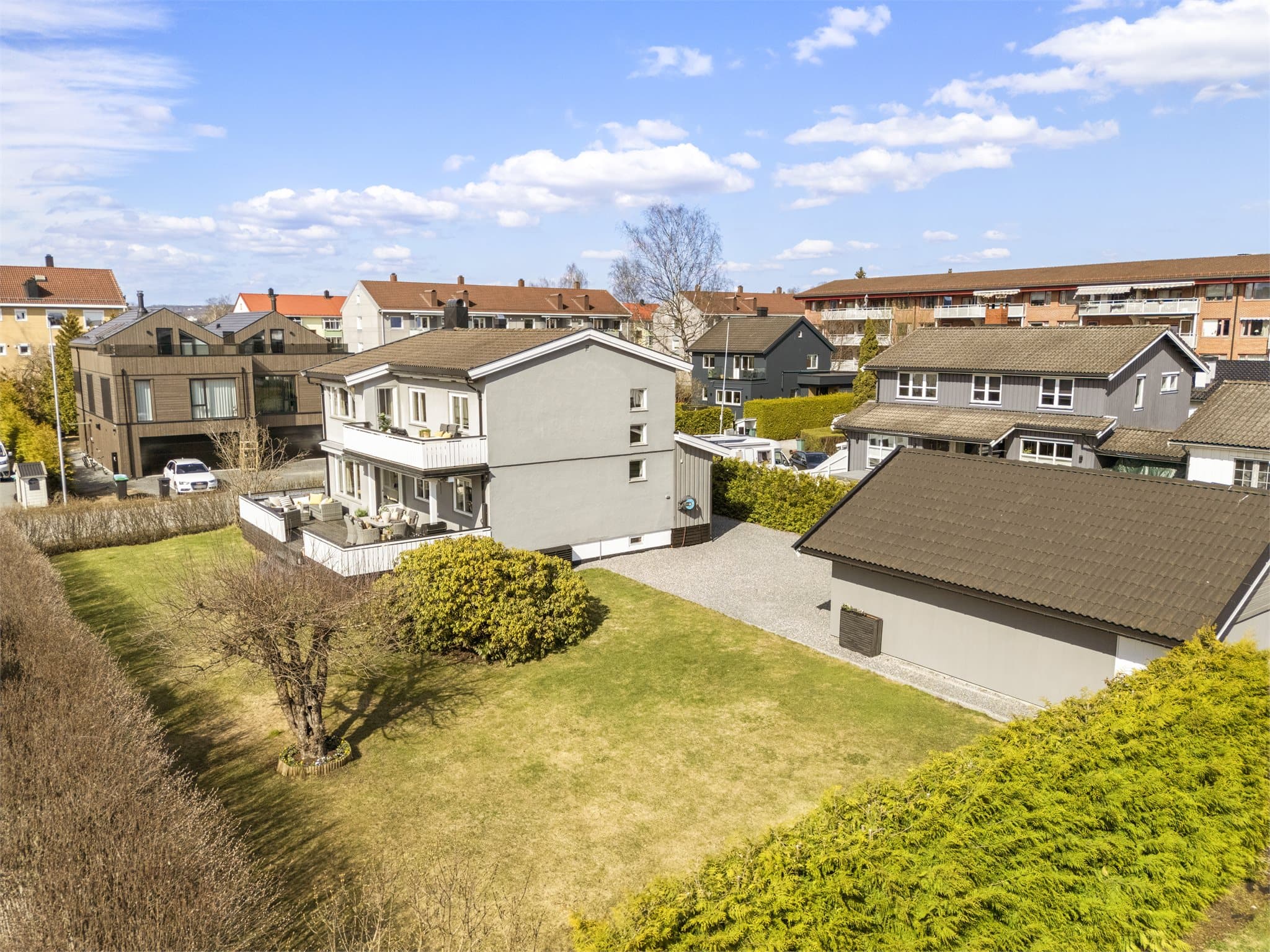 Tomten er omkranset av velholdte hekker og variert vegetasjon, som skaper en naturlig og frodig ramme rundt eiendommen. Den grønne avskjermingen sørger for privatliv, og gir samtidig eiendommen en innbydende og rolig karakter.