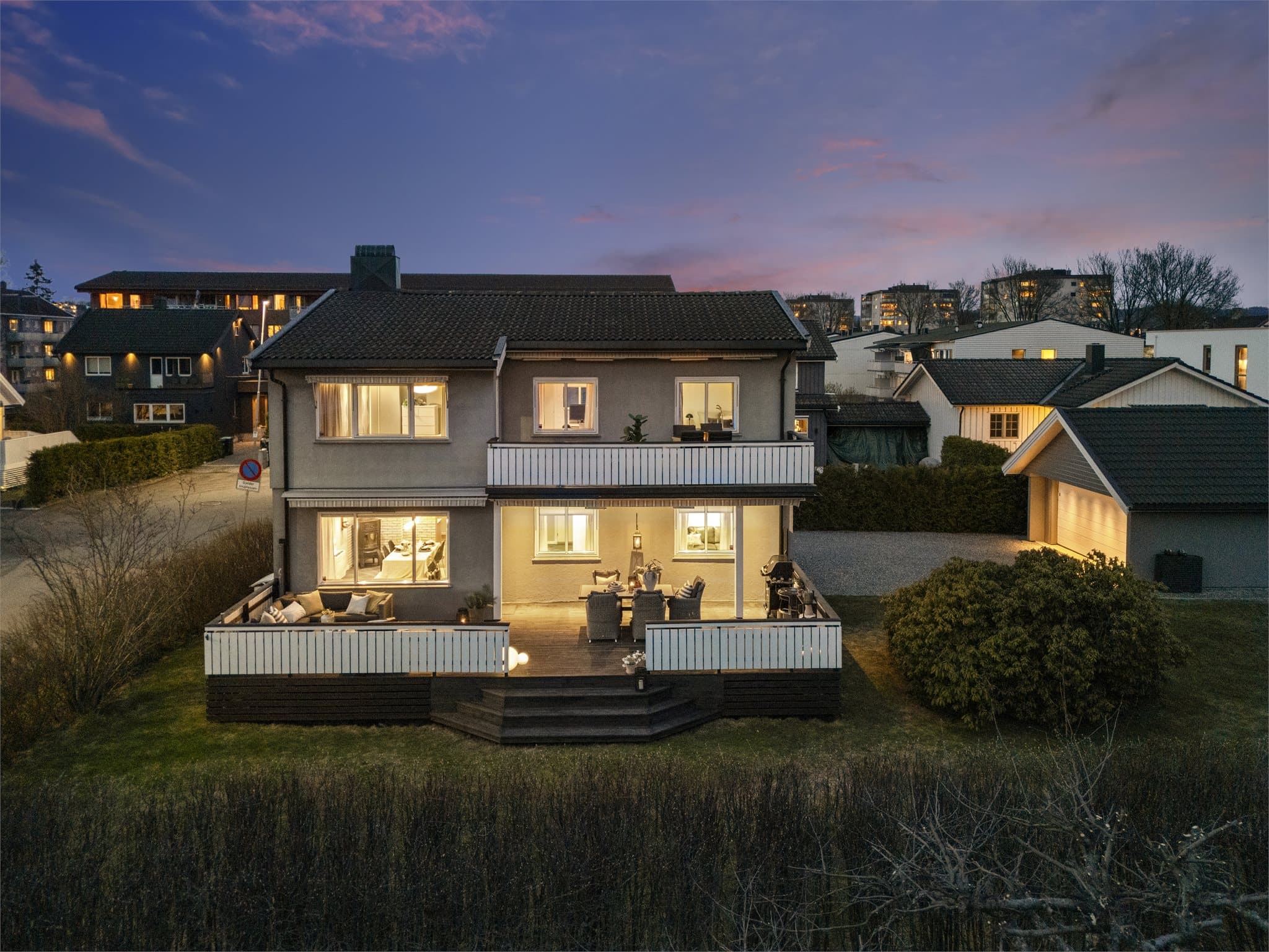 Eiendommen har en flott og veletablert tomt på 808,2 m²